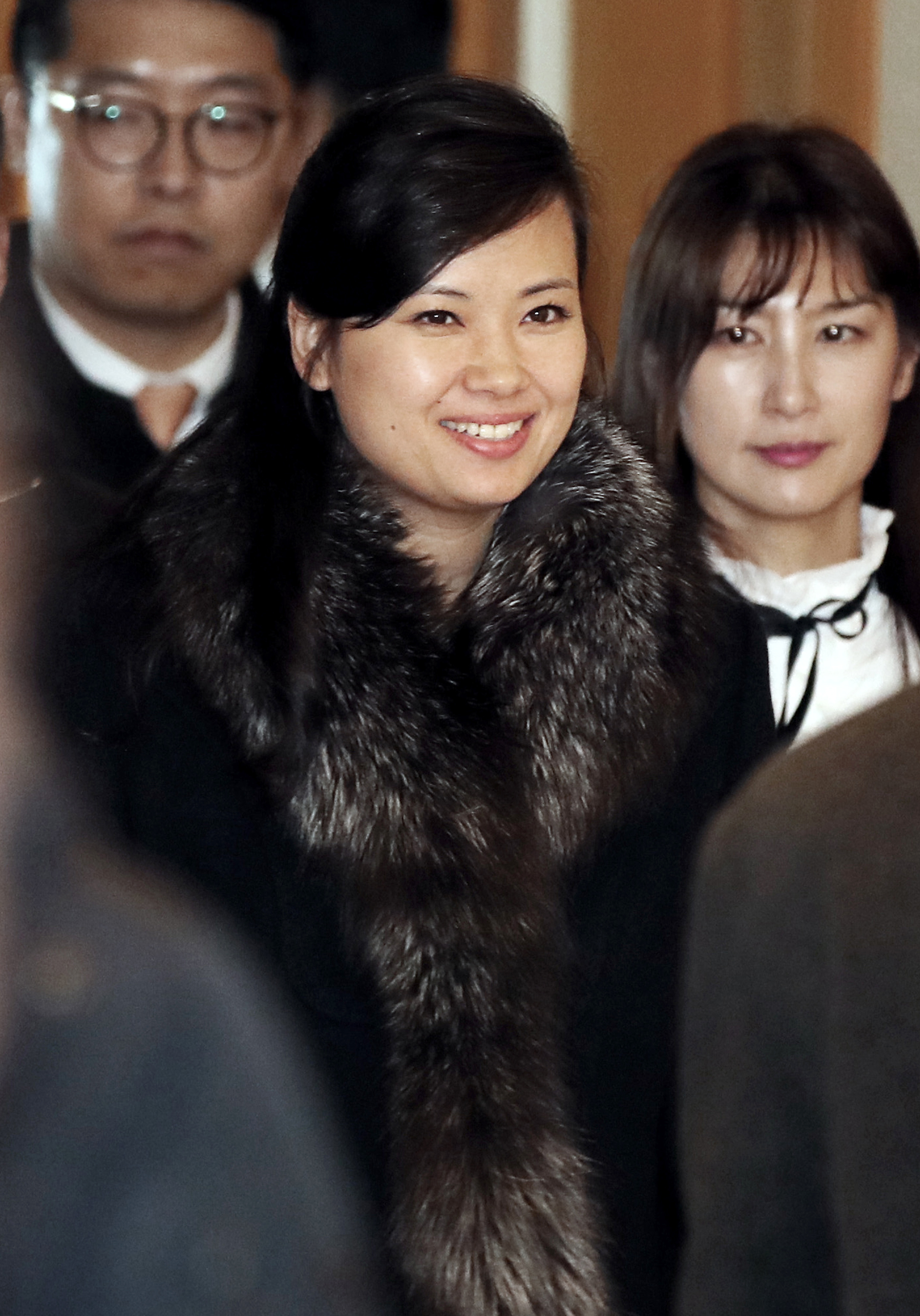Севернокорейската певица Хьон Сон-уол се усмихва на репортерите, излизайки от хотел в Южна Корея
