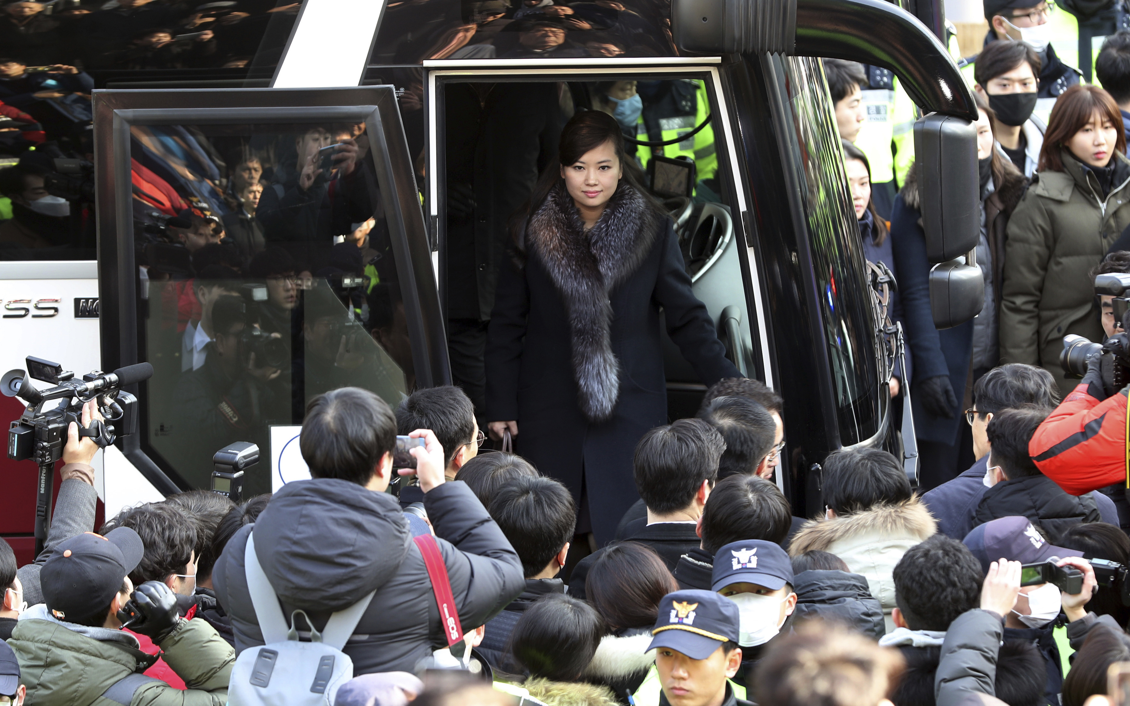 Севернокорейската певица Хьон Сон-уол слиза от ватобус на гарата в Сеул