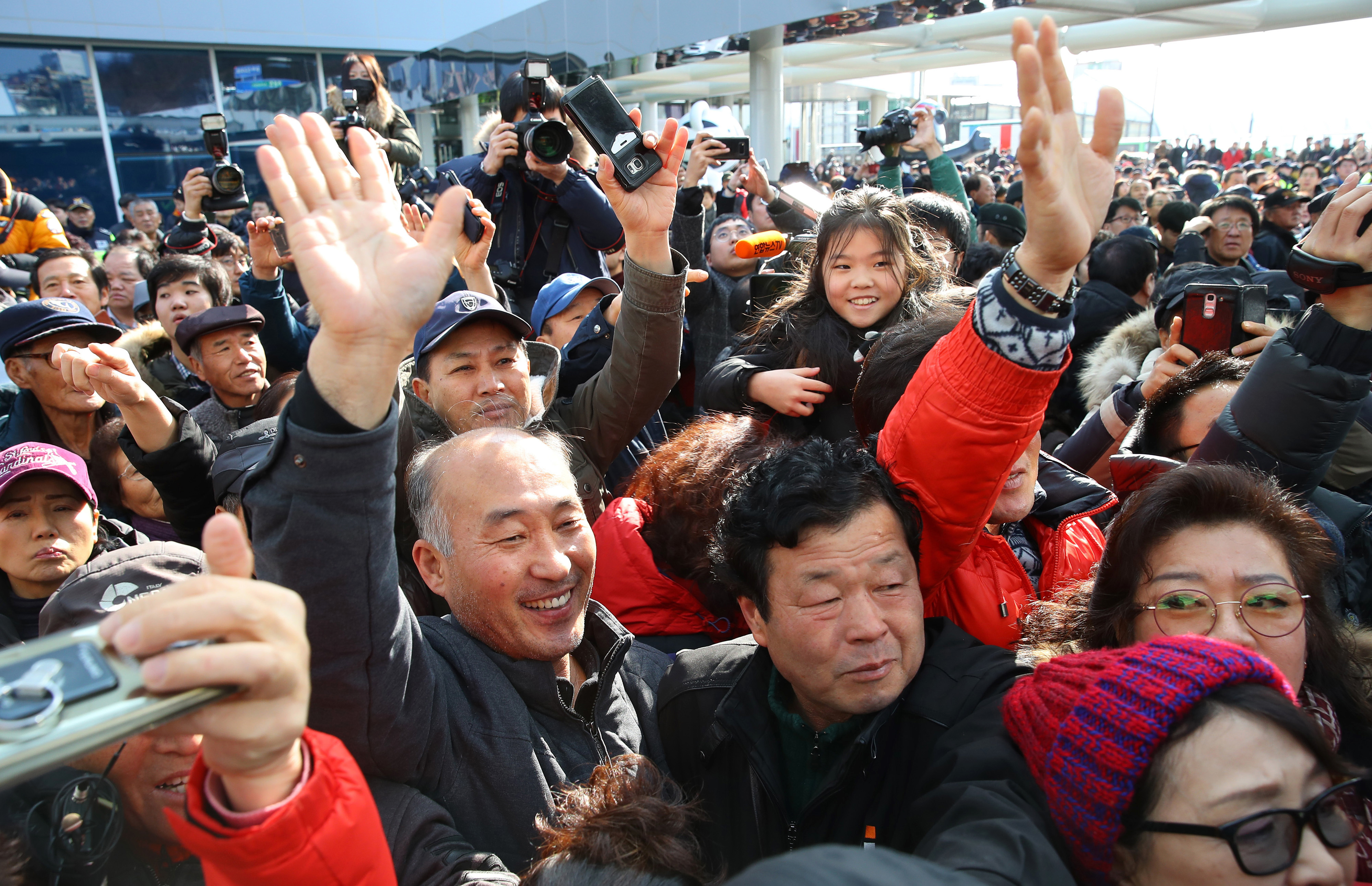 Южнокорейци приветстват делегацията на Пхенян при пристигането в Сеул