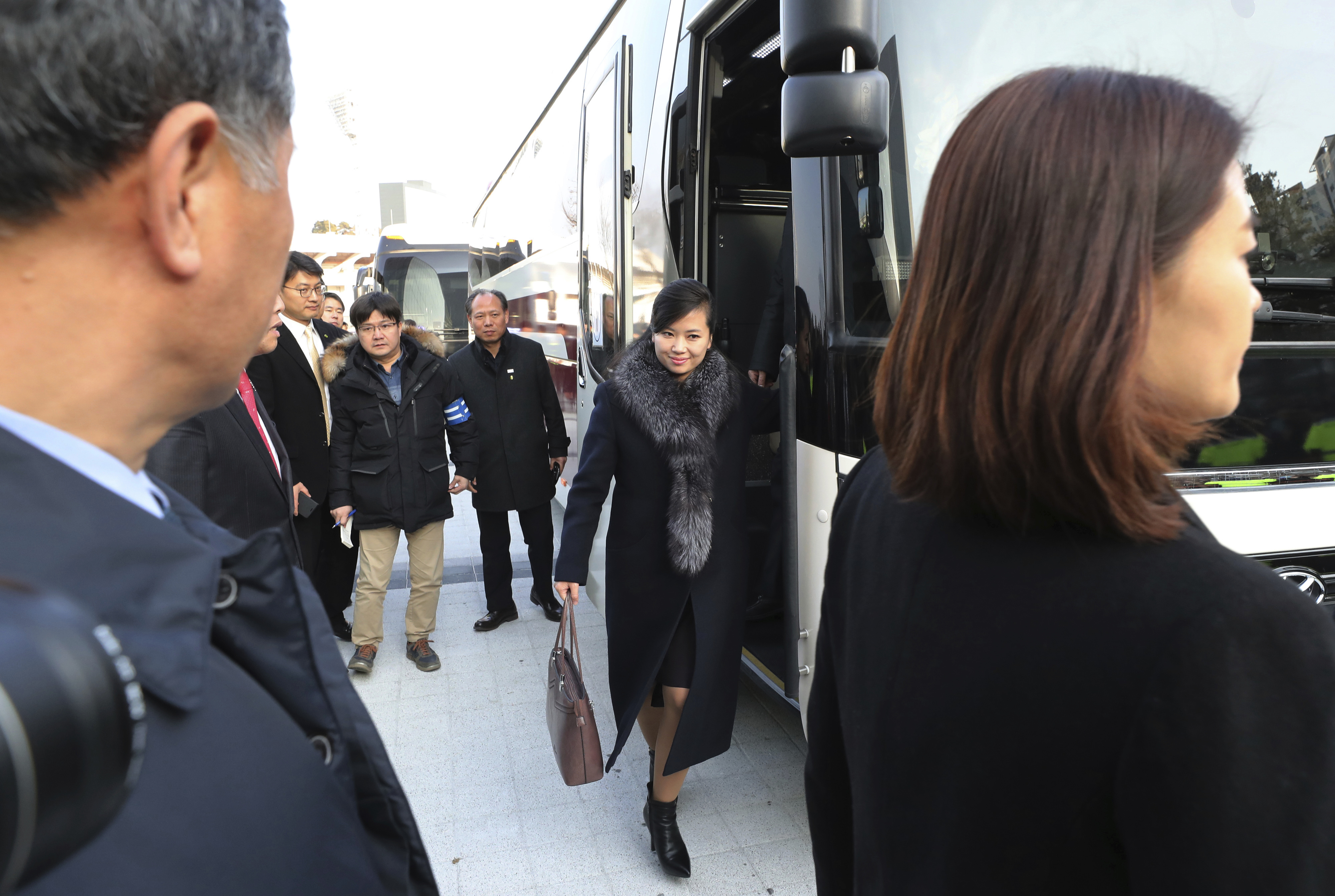 Севернокорейската делегация посети и арт център в Южна Корея