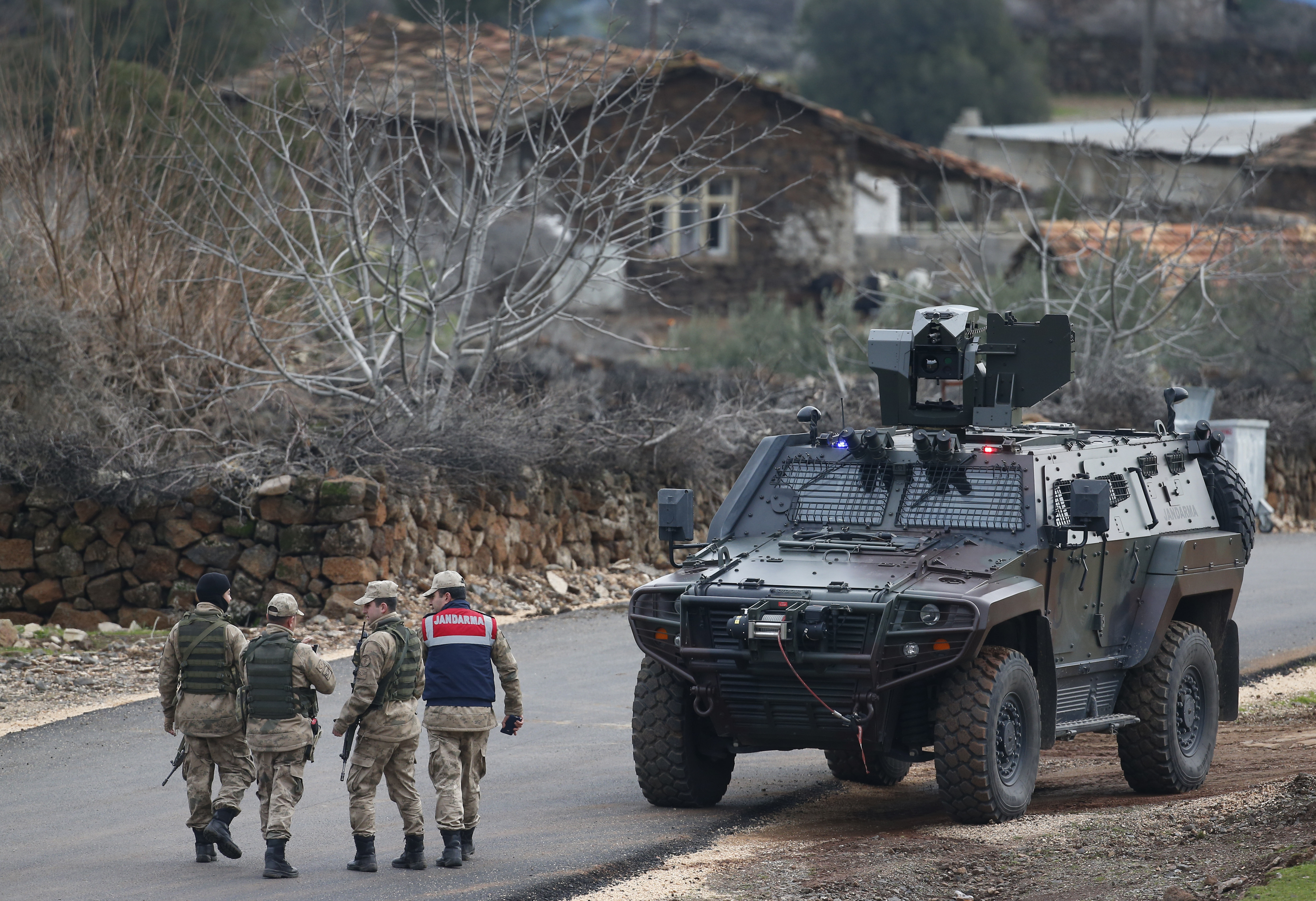 Турски военни блокират подстъпите към село на границата със Сирия