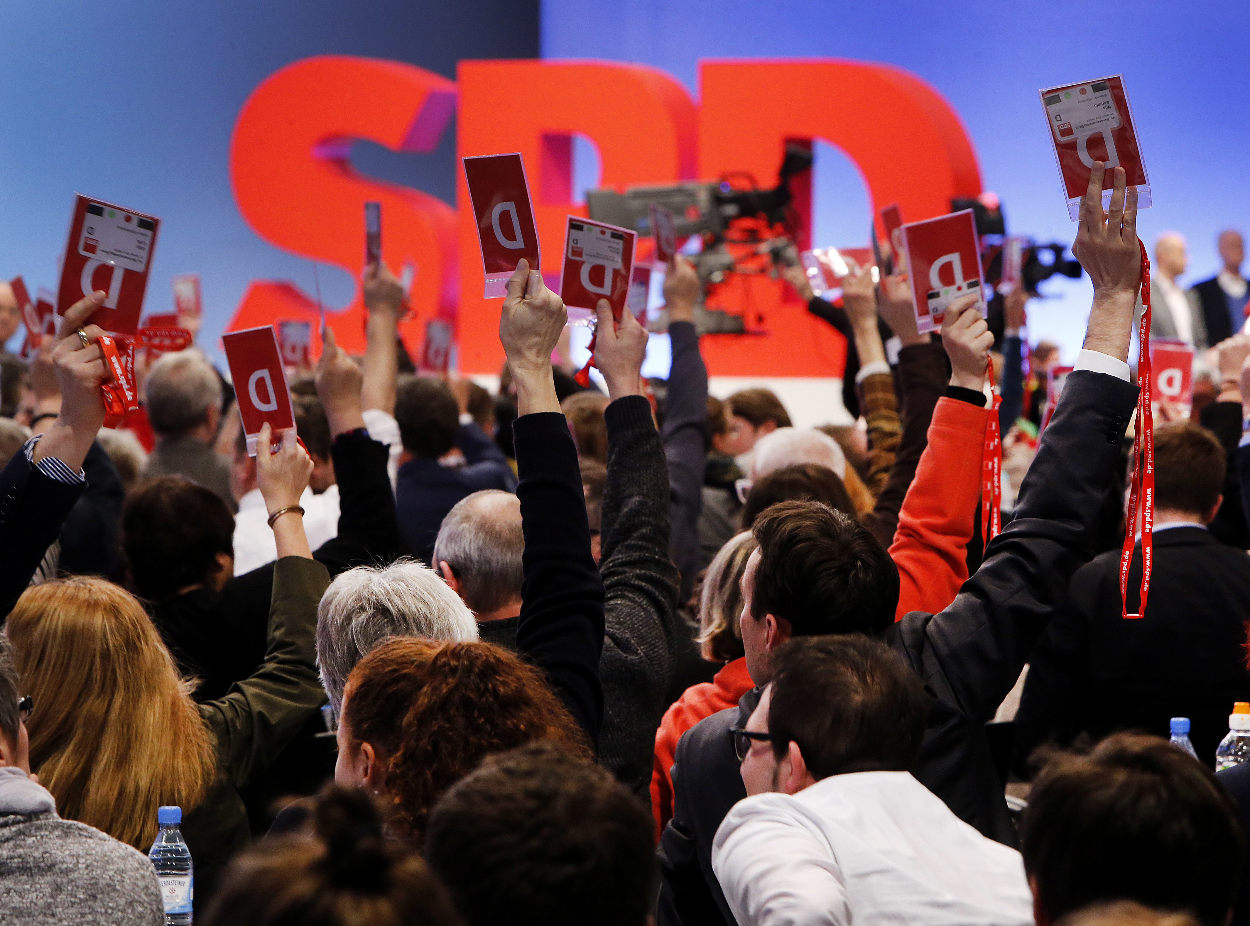 Делегатите на конгреса на ГСДП в Бон гласуват за коалиционни преговори с консерваторите