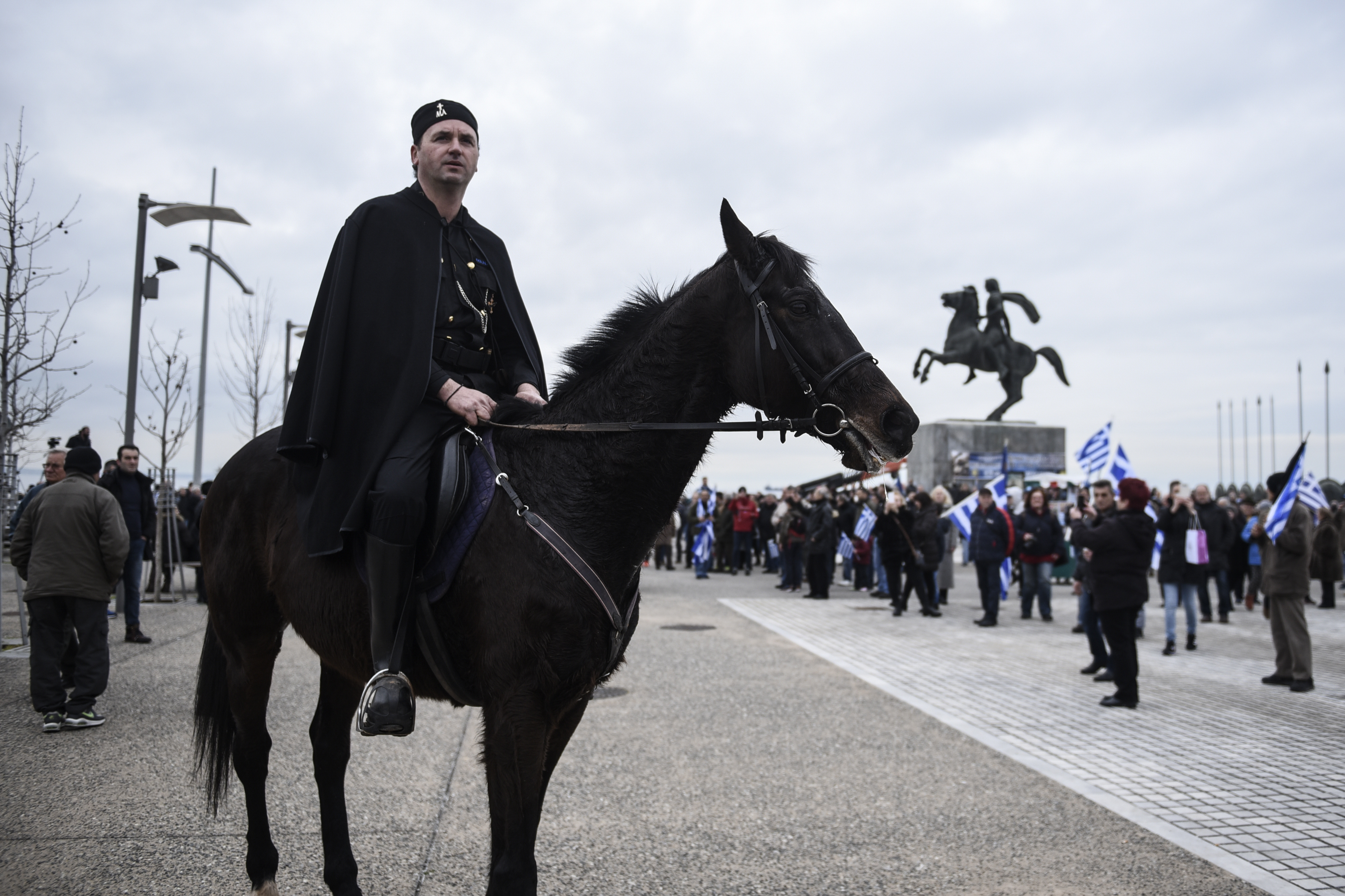 Протестиращ на кон пред статуята на Александър Македонски в Солун