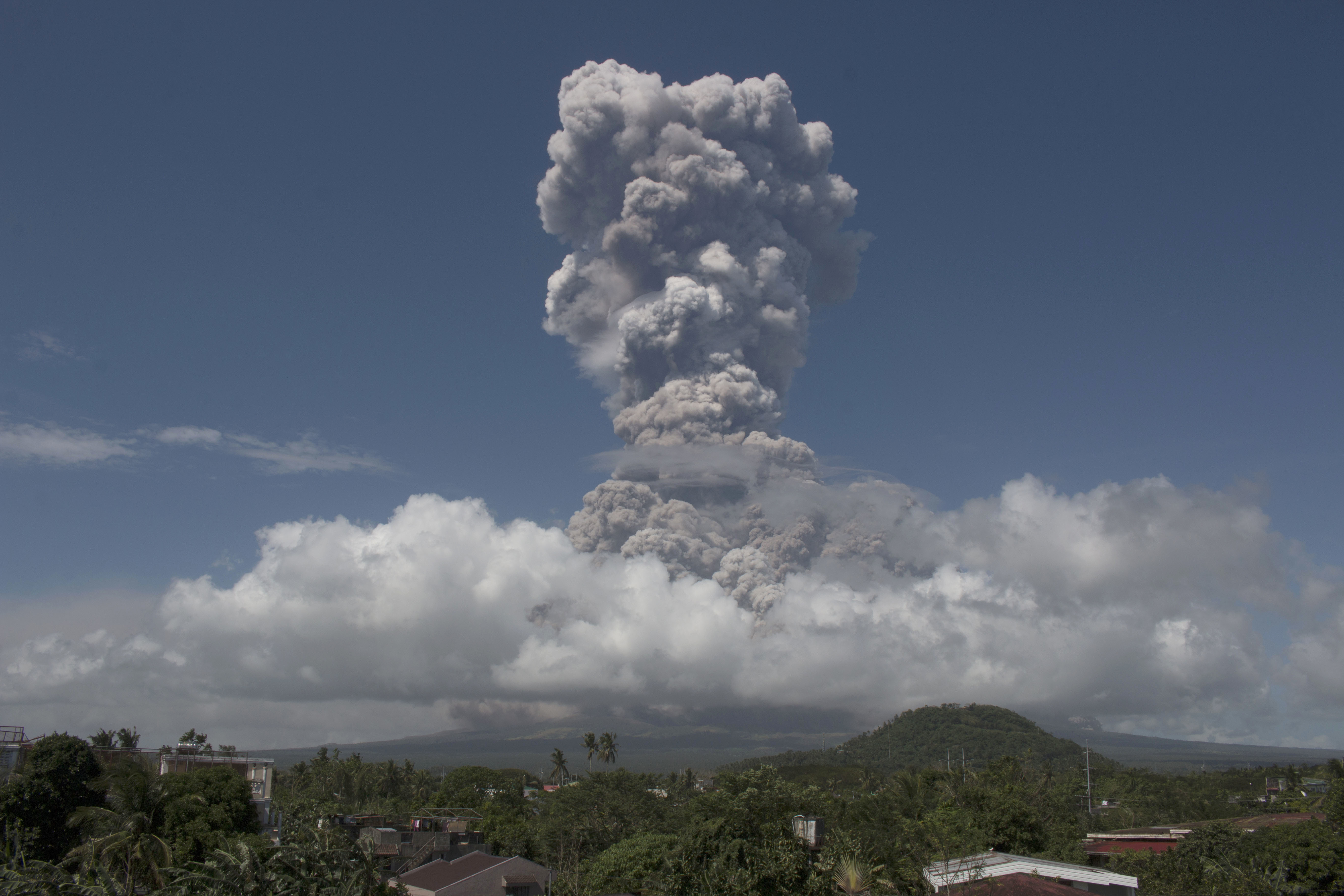 Вулканът Майон изхвърли огромен стълб пепел и дим