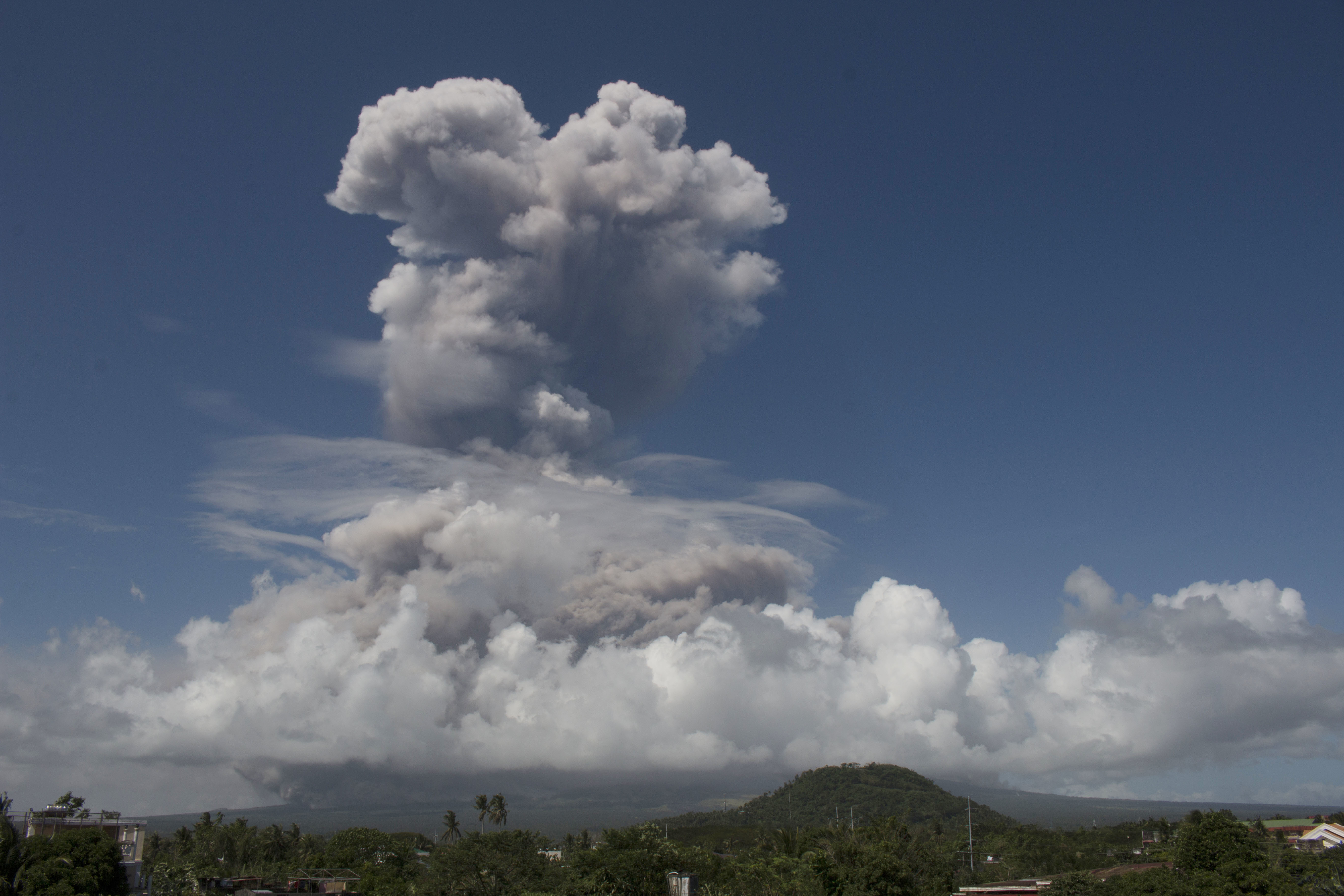 Вулканът Майон изхвърли огромен стълб пепел и дим