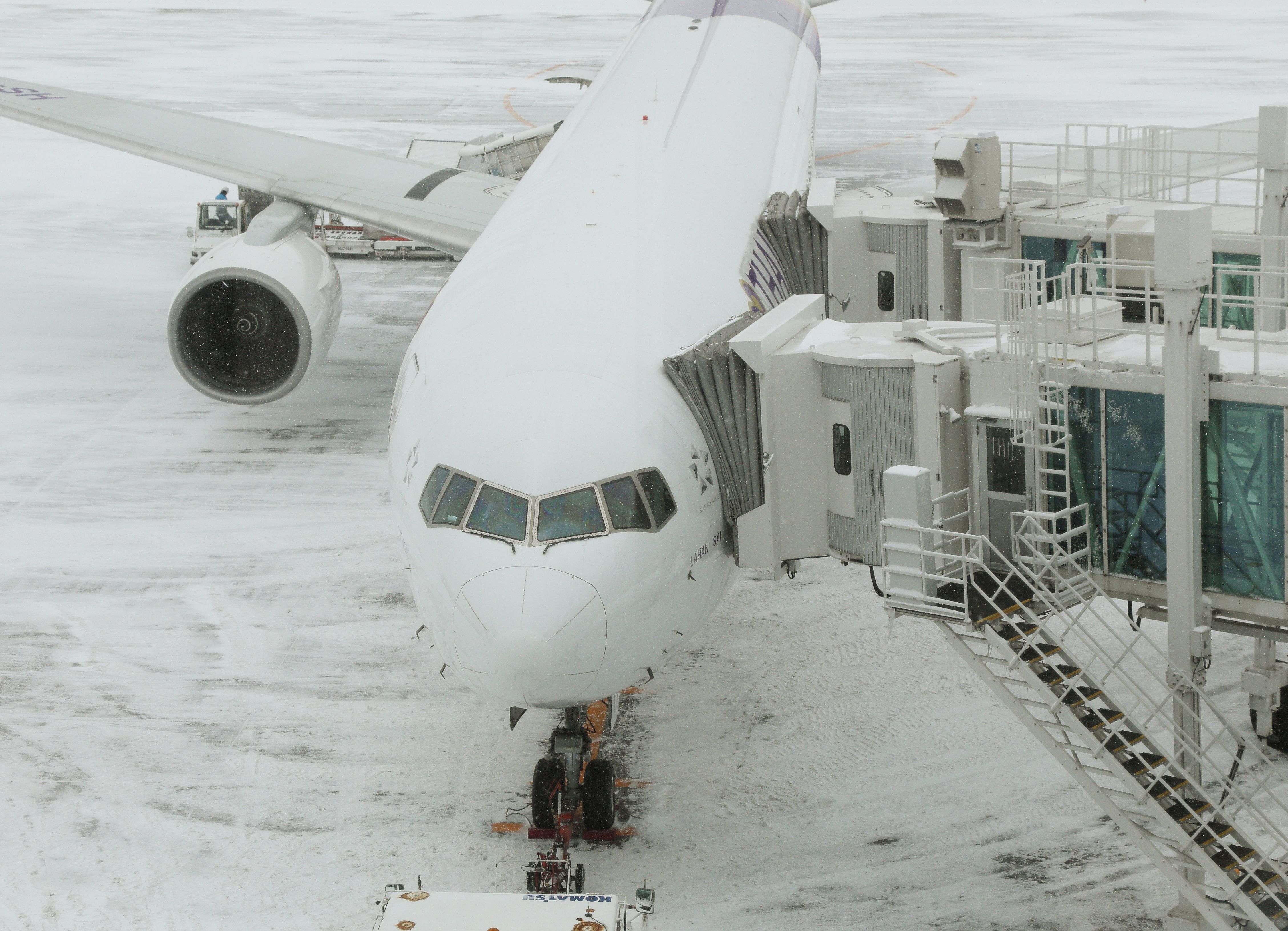 Отмениха над 150 полета от летище Токио заради снеговалеж