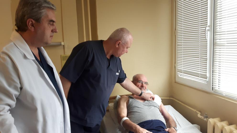 Д-р Борислав Тръпчев преглежда пациентa след операцията