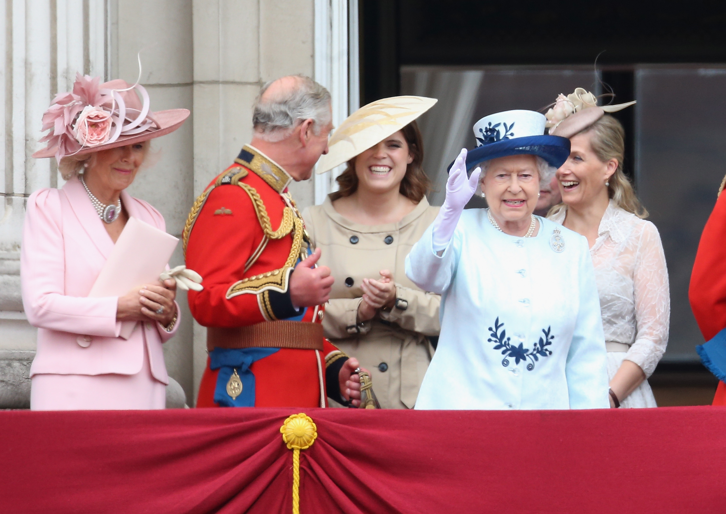 Кралица Елизабет II, принц Чарлз, Камила, принцеса Юджени и принцеса Беатрис