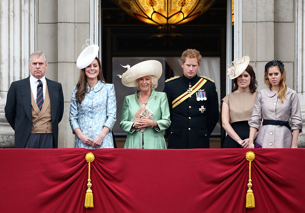 Принц Андрю, Катрин, Камила, принц Хари, принцеса Юджени и принцеса Беатрис