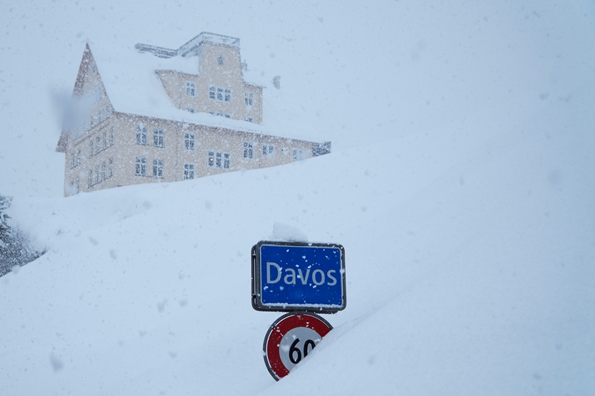 Сняг затрупа швейцарския алпийски курорт Давос