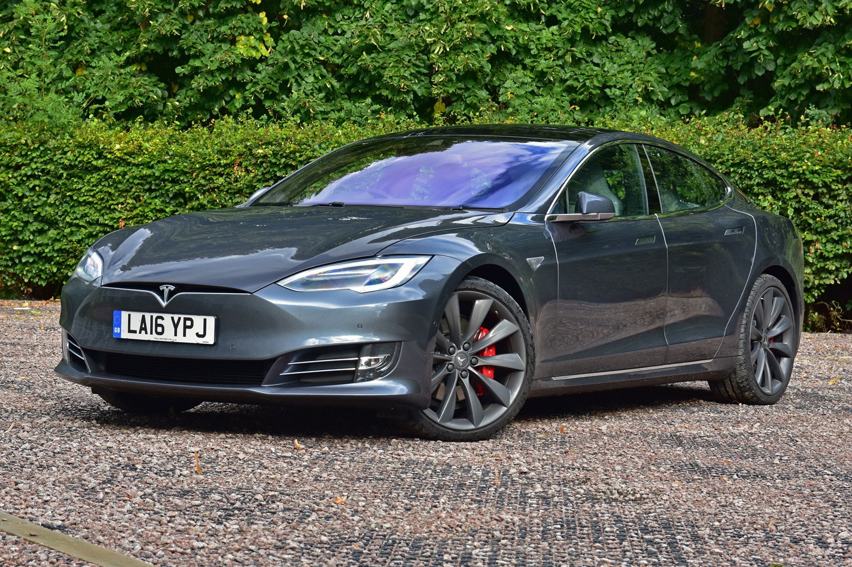 Критик на Tesla: Ако сте хитри ще купувате Model S
