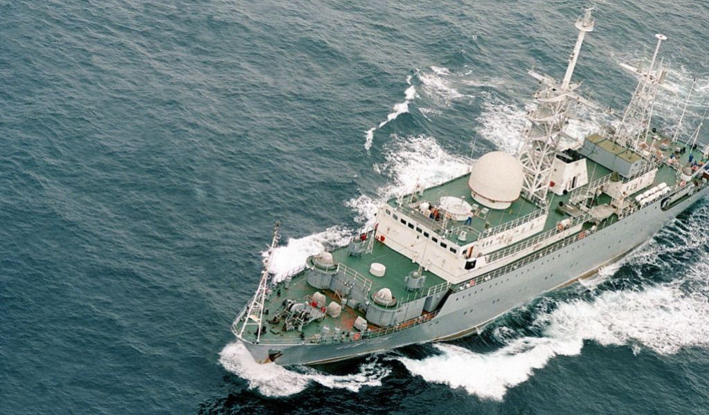 Засякоха руски разузнавателен кораб край САЩ