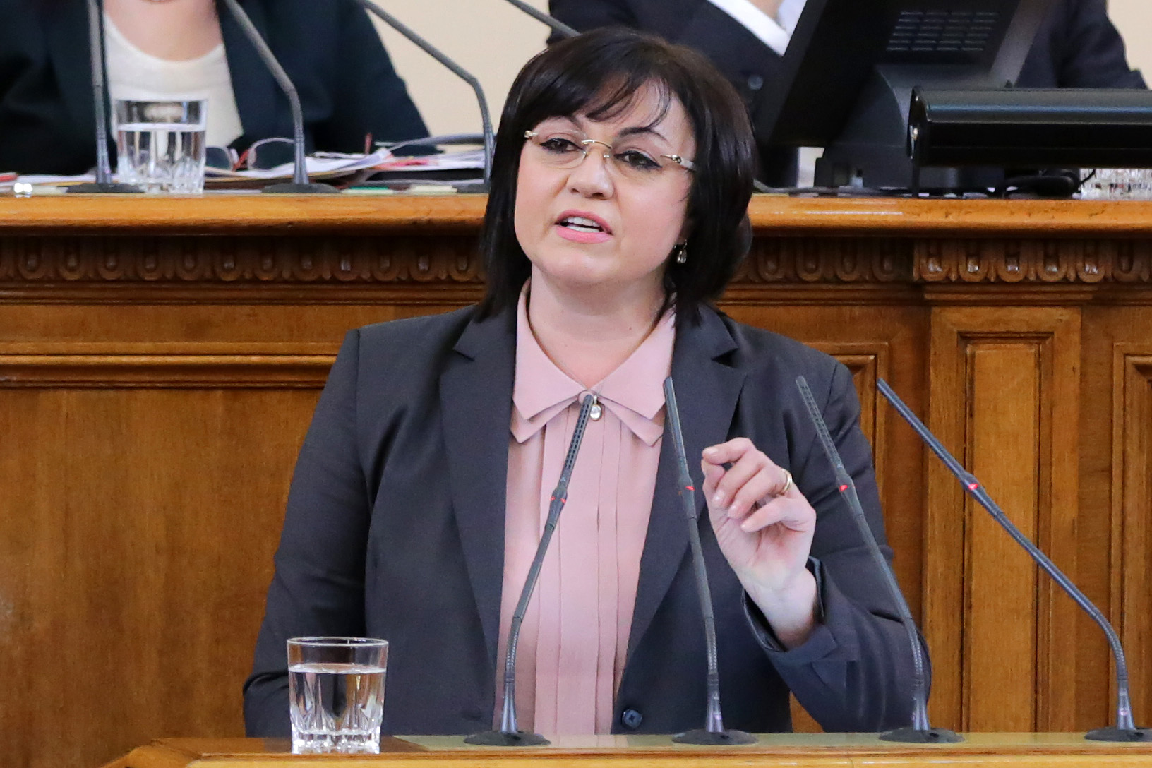 Лидерът на БСП Корнелия Нинова в парламента на дебатите по вота на недоверие