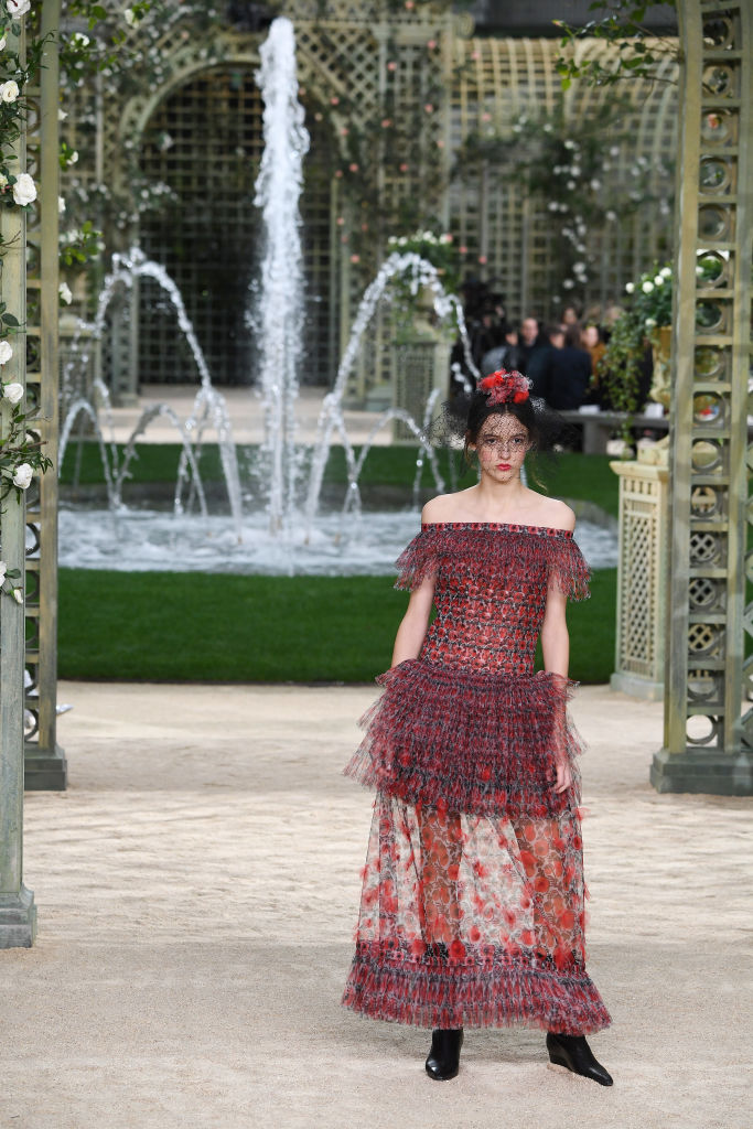 Chanel представи колекцията си висша мода пролет/лято 2018 в Париж