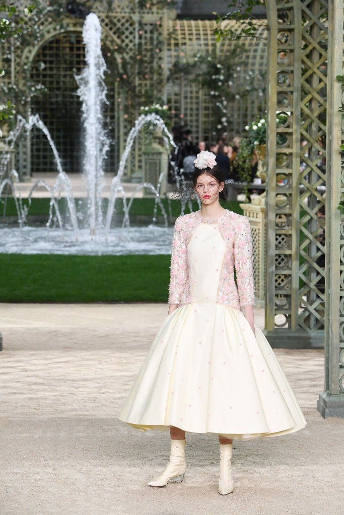 Chanel представи колекцията си висша мода пролет/лято 2018 в Париж