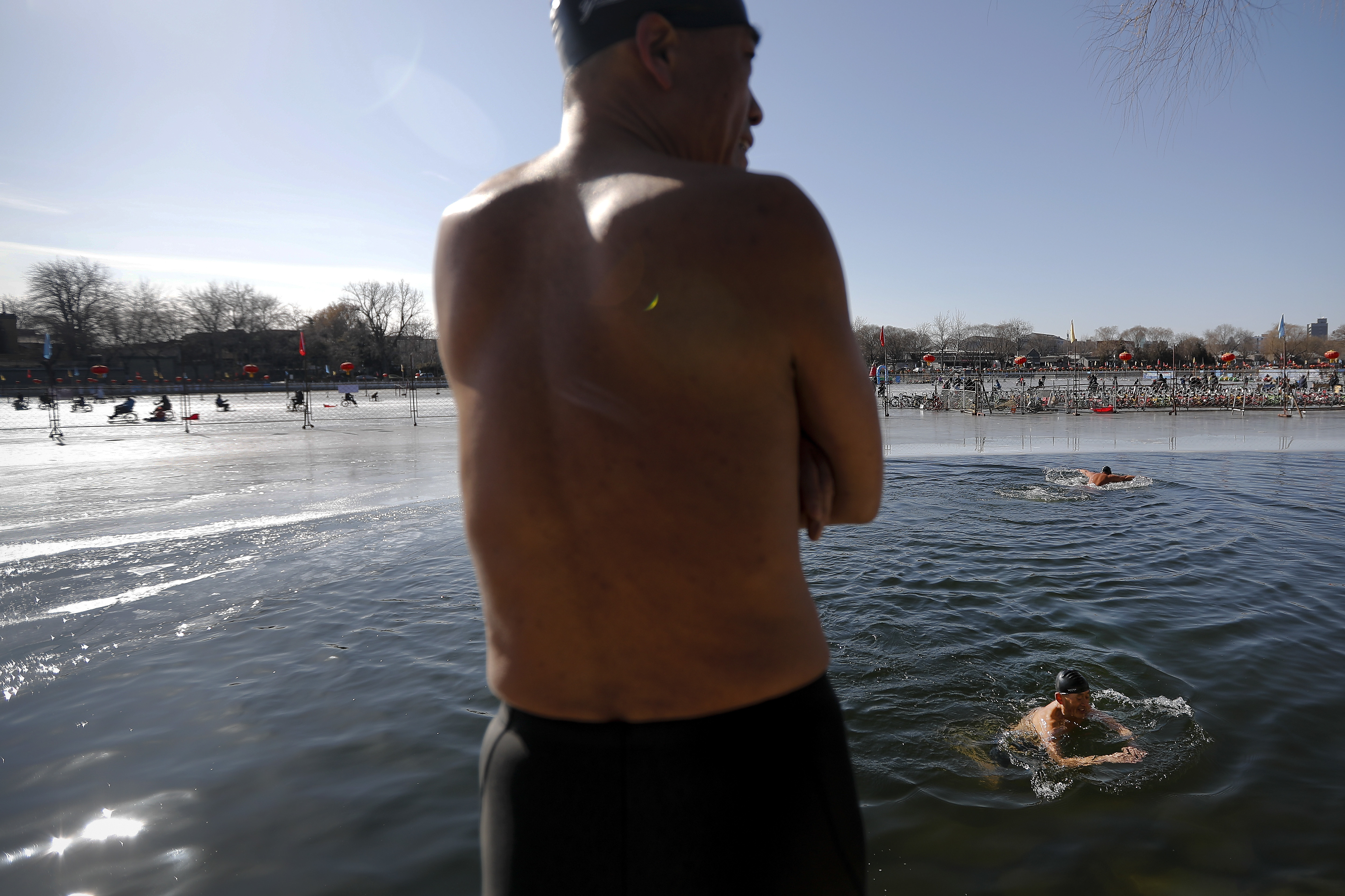 Смелчаци се къпят в ледено езеро за здраве край Пекин