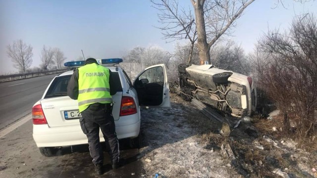 ”Мерцедес” излетя от АМ ”Тракия” и се удари в дърво