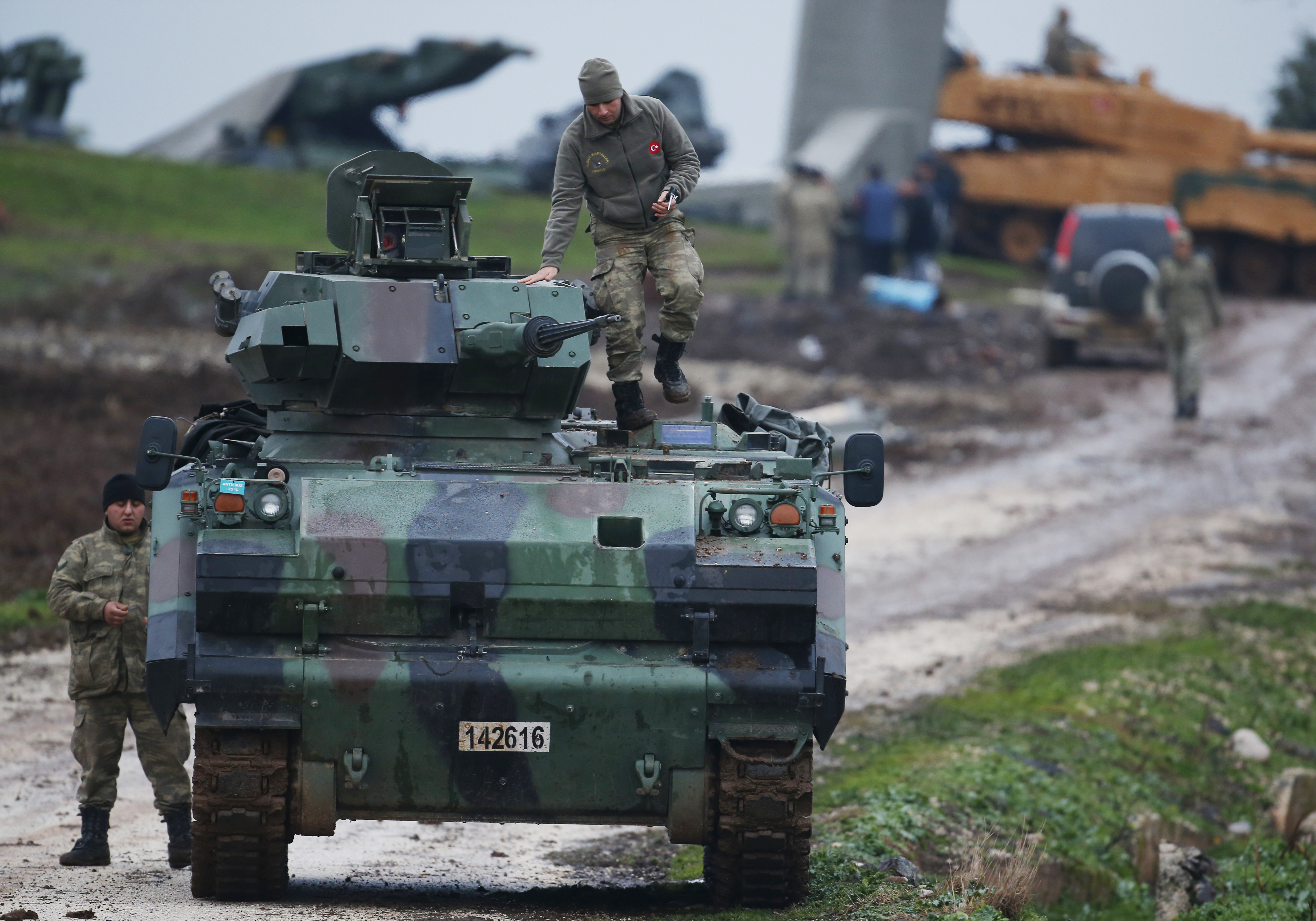 Турски войници се приготвят да напредват още на юг от Африн в Сирия