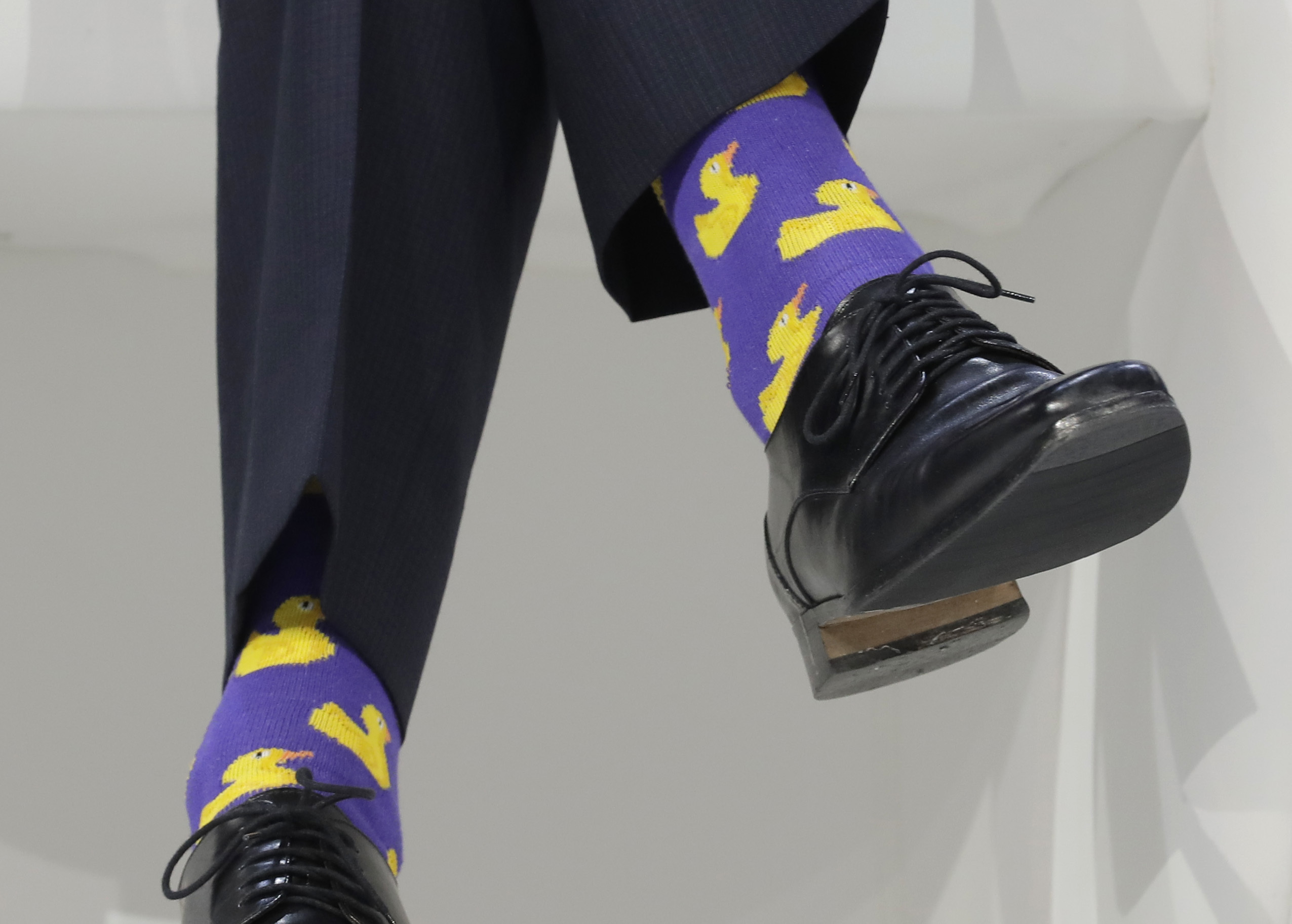Одевайся чтобы впечатлить обновление. Джастин Трюдо носки. Канадский премьер носки. Трюдо носки с уточками. Трюдо в желто синих носках.