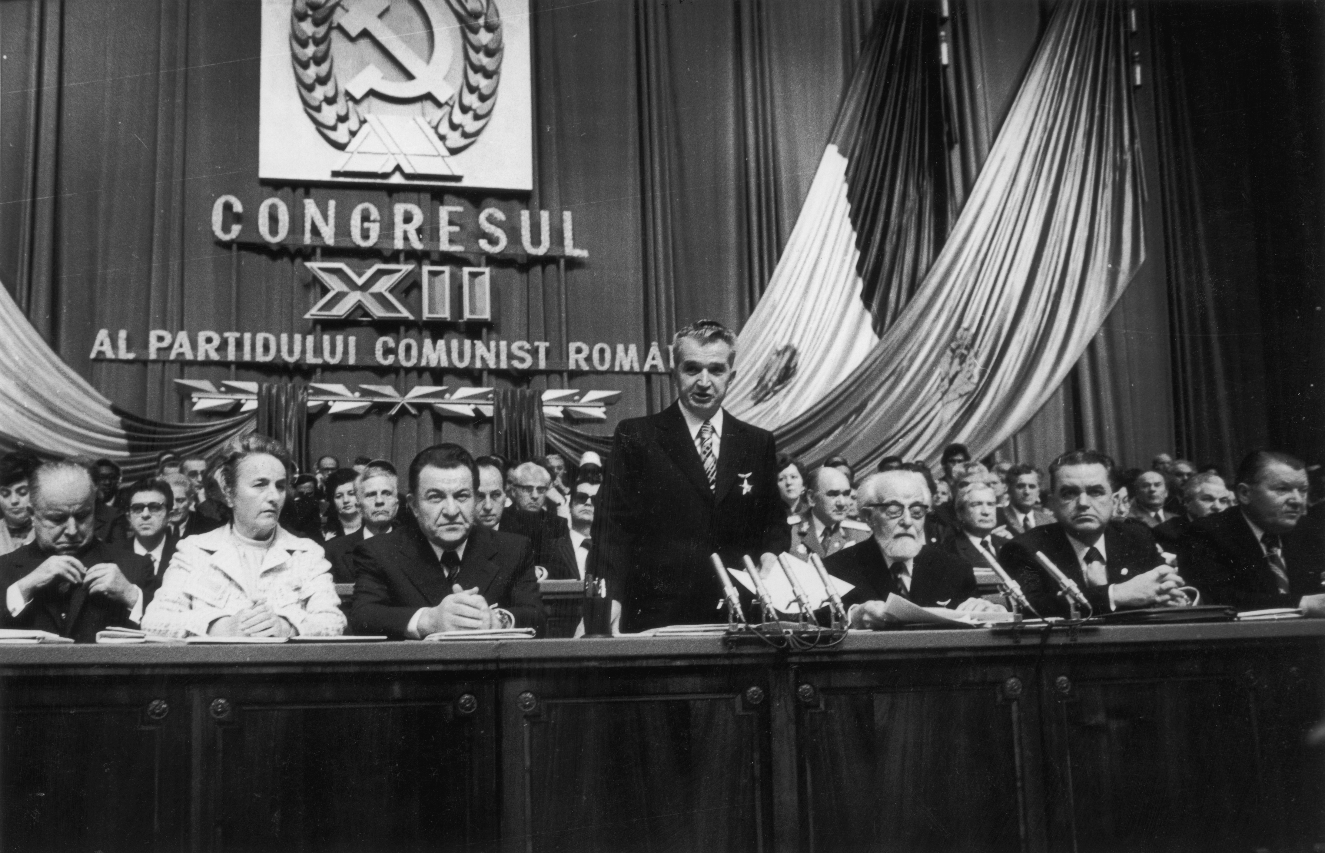 Николае Чаушеску пред комунистическата партия