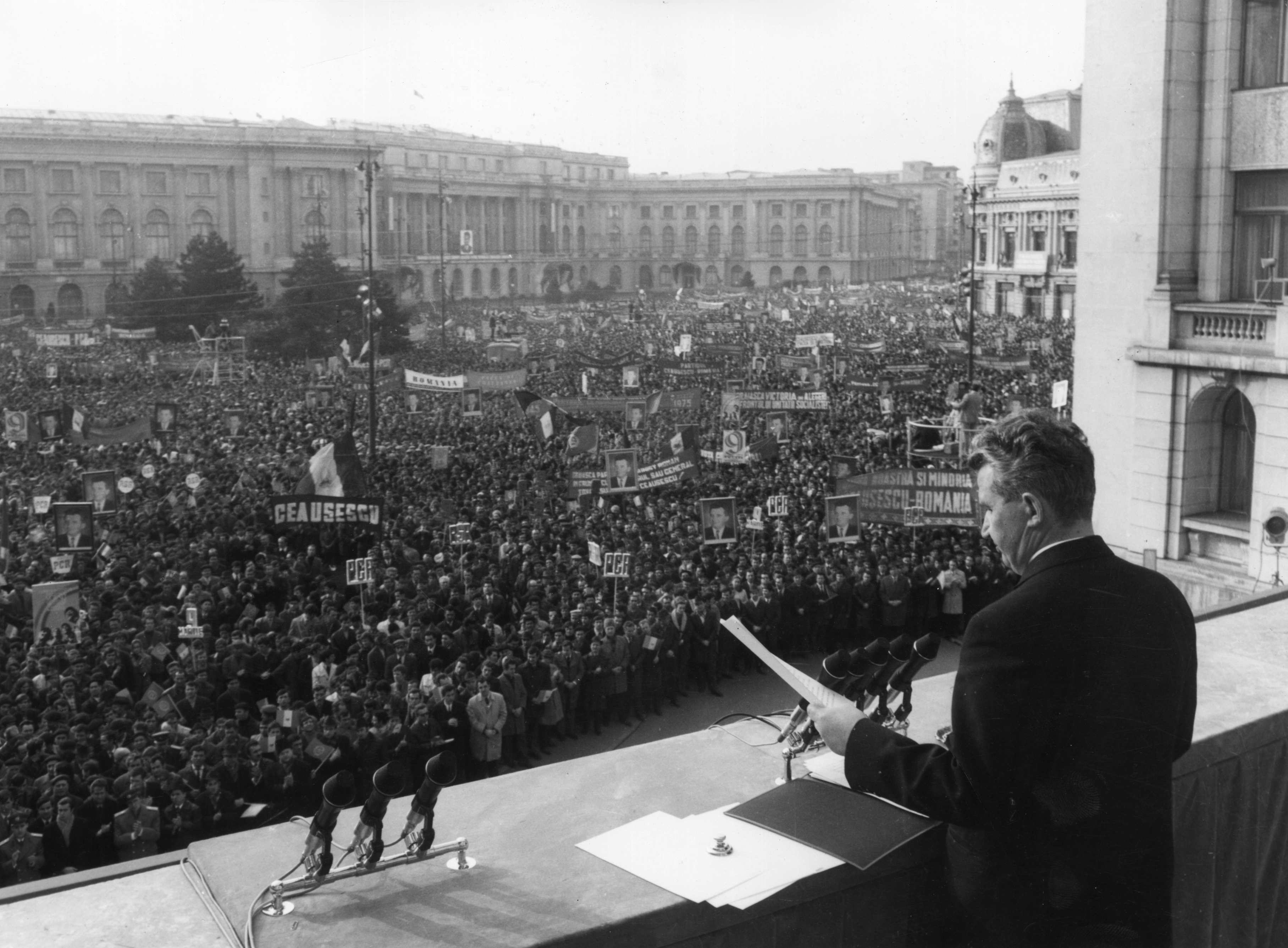 Николае Чаушеску по време на народен митинг