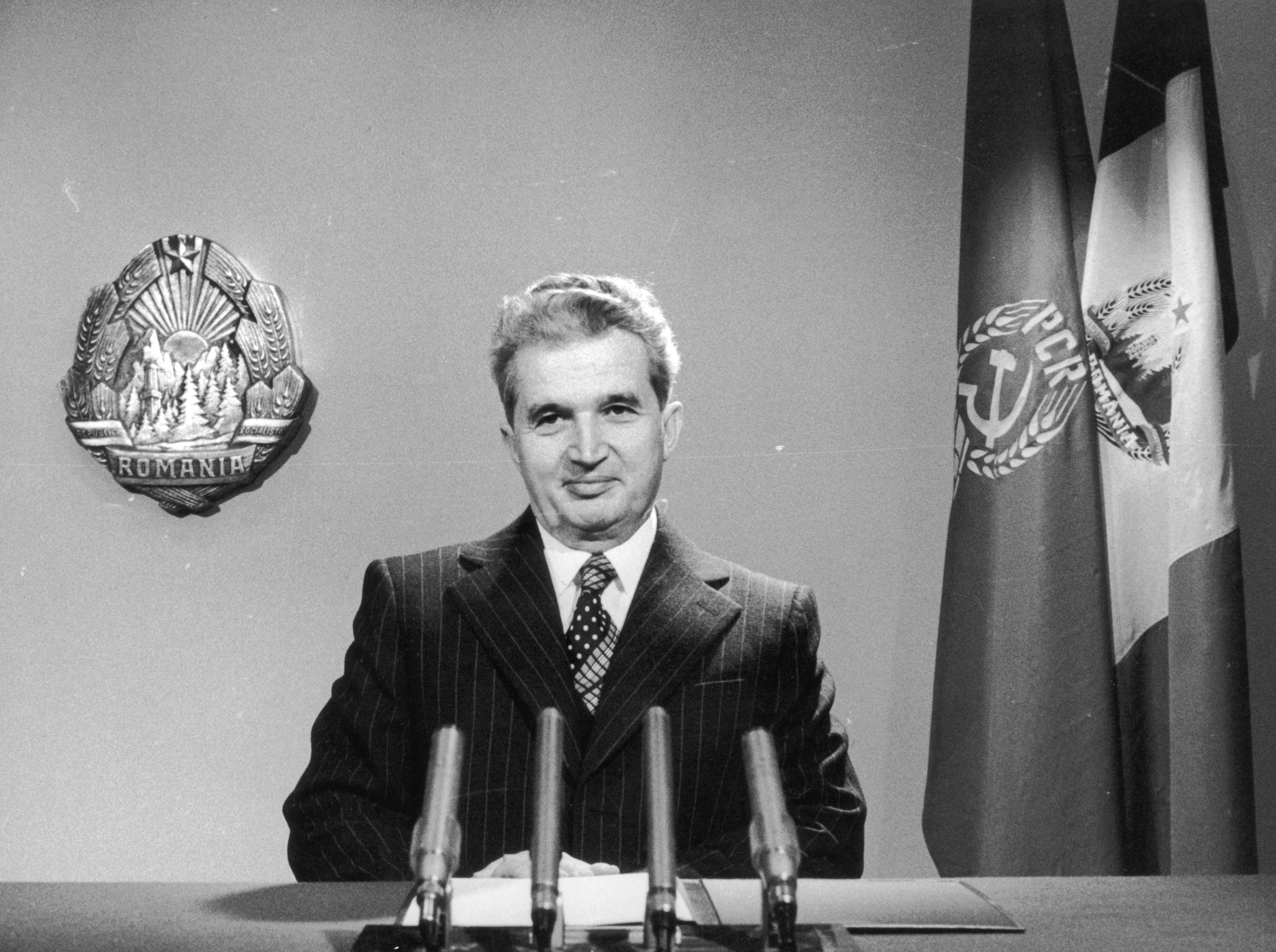 През 1974 г. Чаушеску приема титлата Президент на Румъния