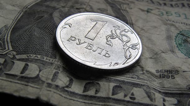Рублата поскъпва предпазливо, след като “Мудис“ повиши перспективата пред кредитния рейтинг на Русия