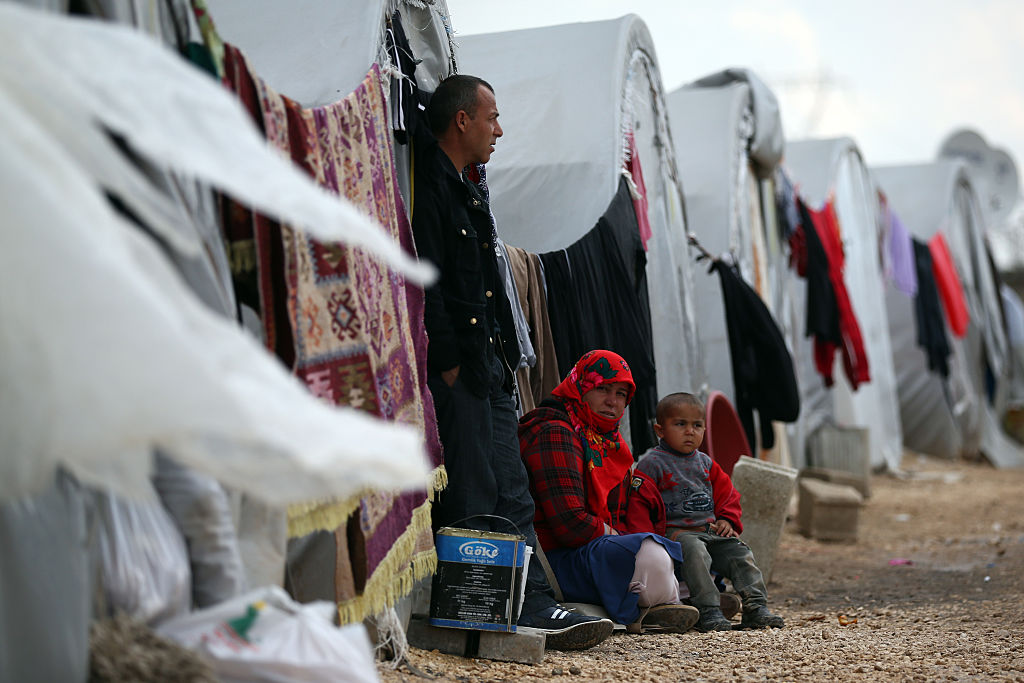 Турция се подготвя за хиляди бежанци от Африн