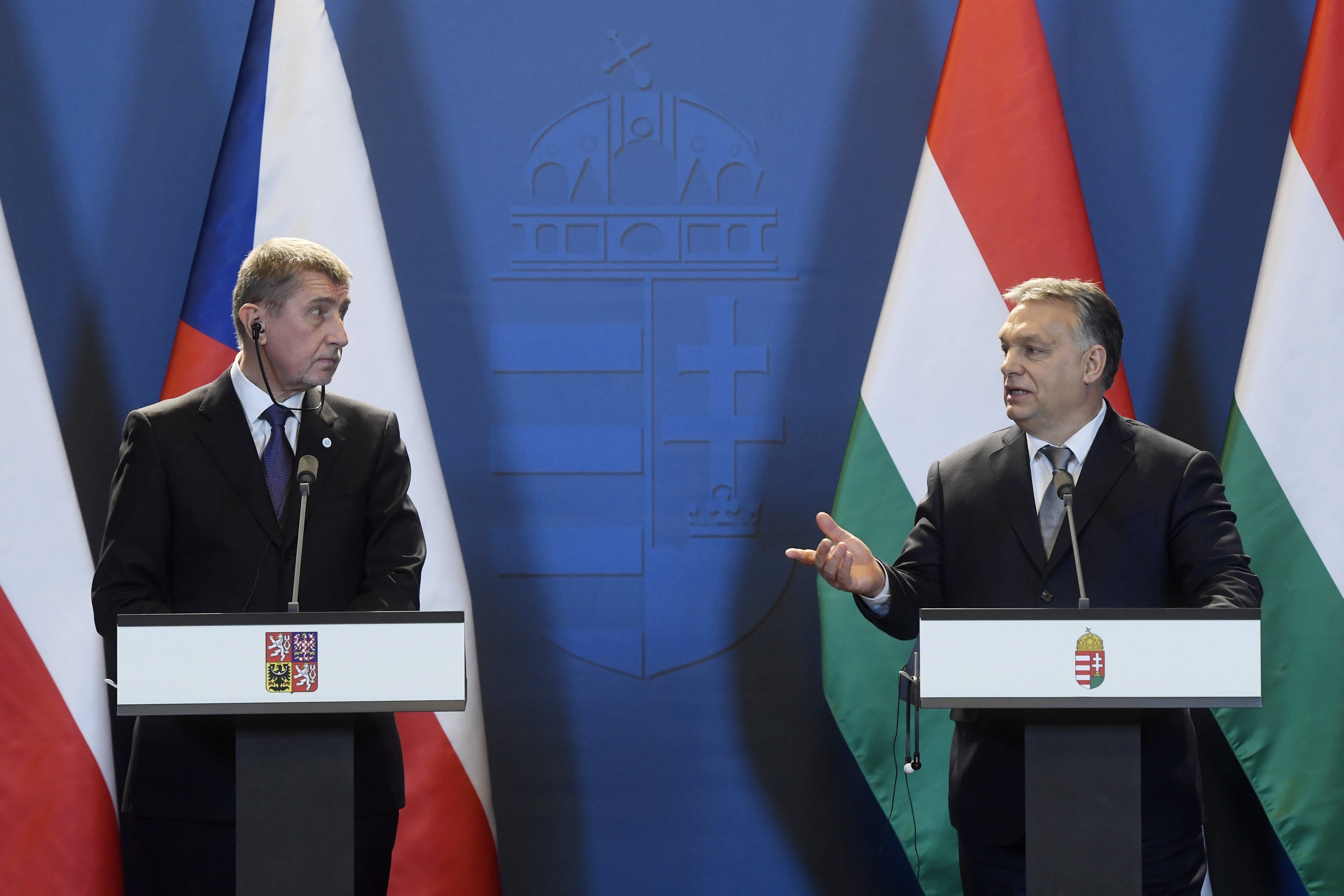 Чешкият премиер Андрей Бабиш /вляво/ и унгарския му колега Виктор орбан на пресконференция в Будапеща