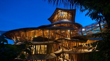 Американка създава райски бамбукови къщи на остров Бали