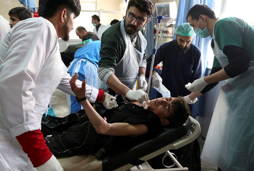 Атентатор с линейка уби близо 100 души в Кабул