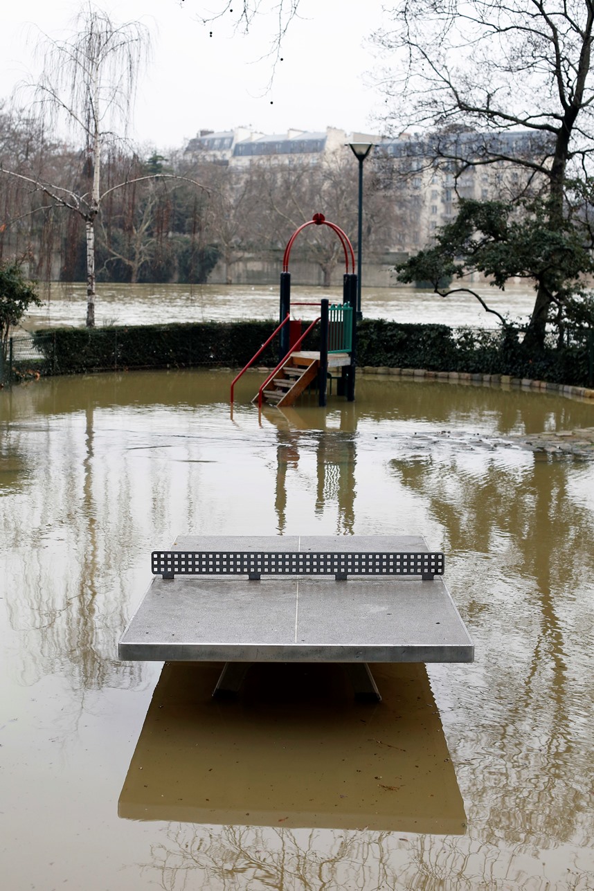 След месец проливни дъждове в Париж река Сена преля