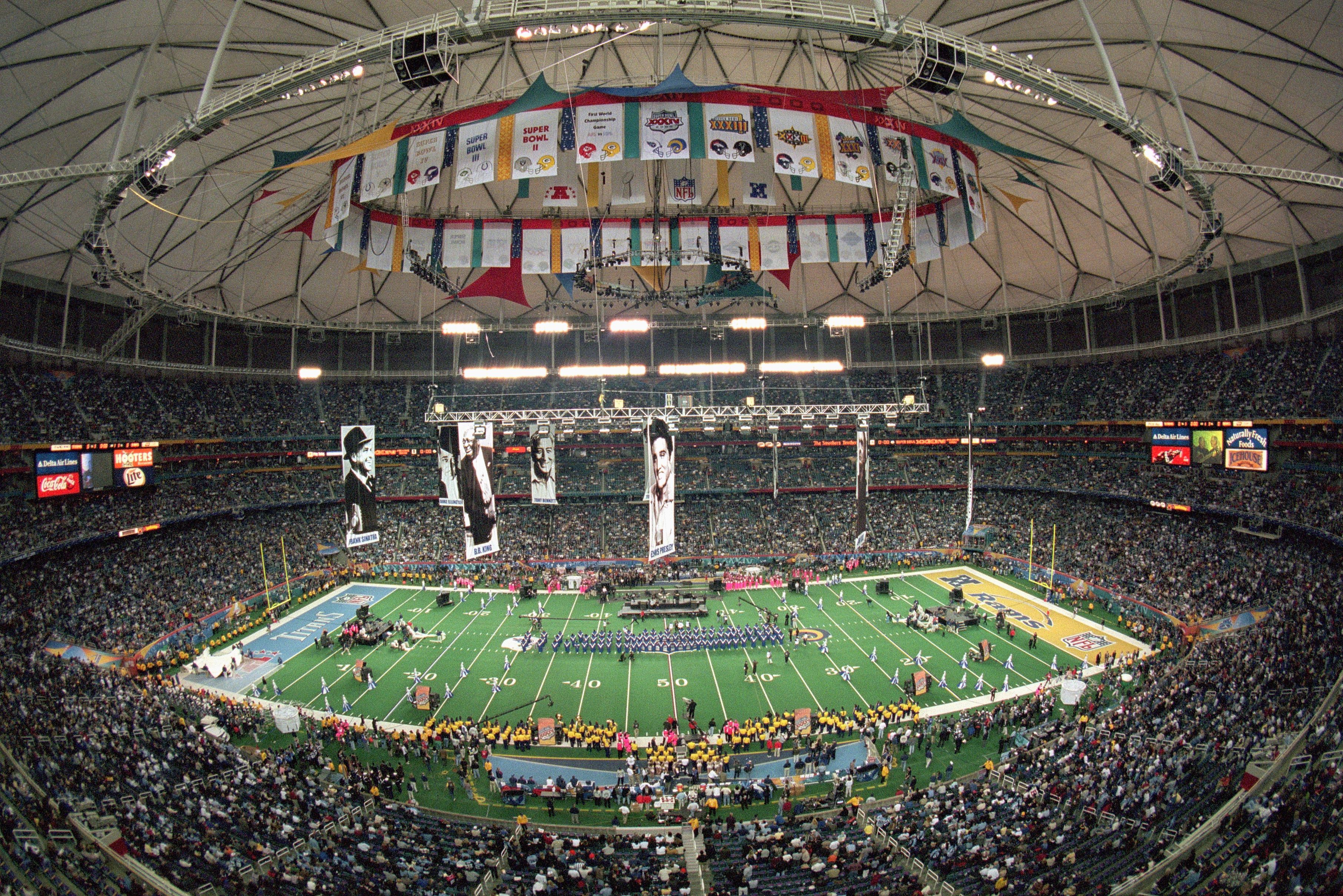 Едно от големите зрелища бе Супербоул 2000 г. в Атланта, с препратки към историята и много тържественост