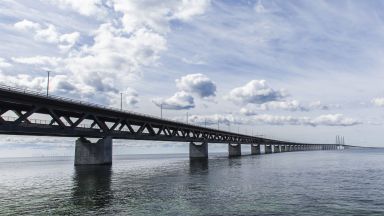 Уникален мост се превръща в тунел, свързвайки Дания и Швеция
