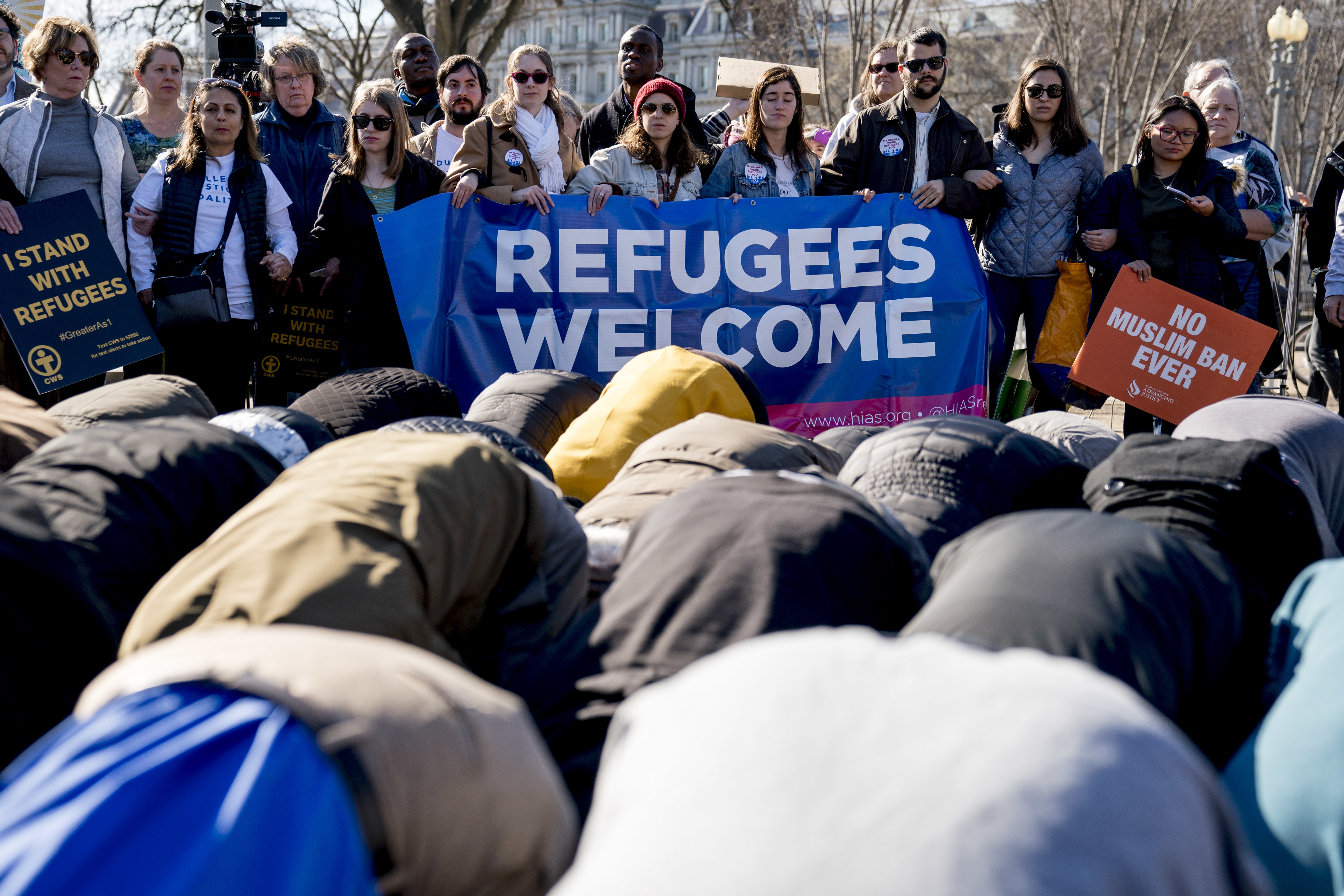 Мюсюлмани се молят пред Белия дом на 27 януари, а протестиращи ги подкрепят заради ограниченията за имиграция в САЩ от някои стр