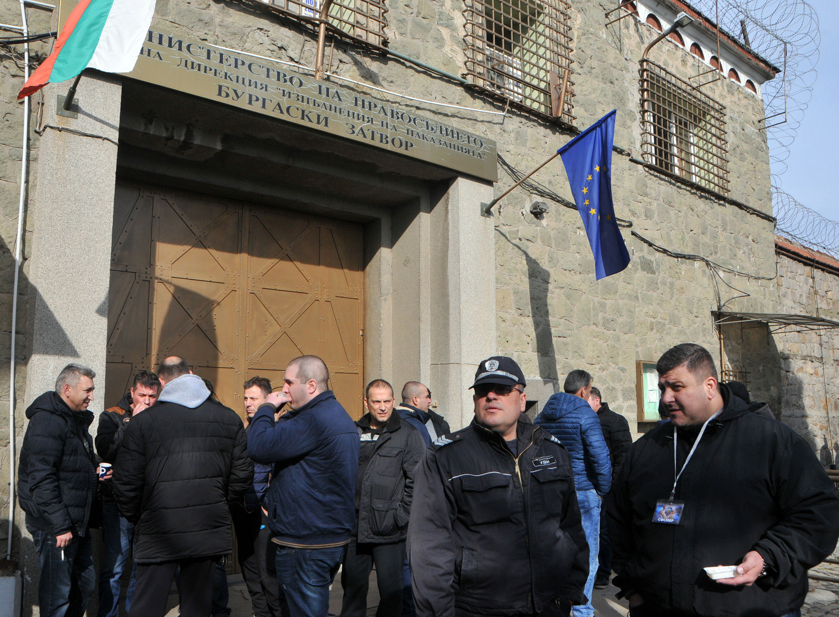 Някои от протестиращите в Бургас черпеха с локум, за да напомнят, че стига „локуми” за тяхното възнаграждение