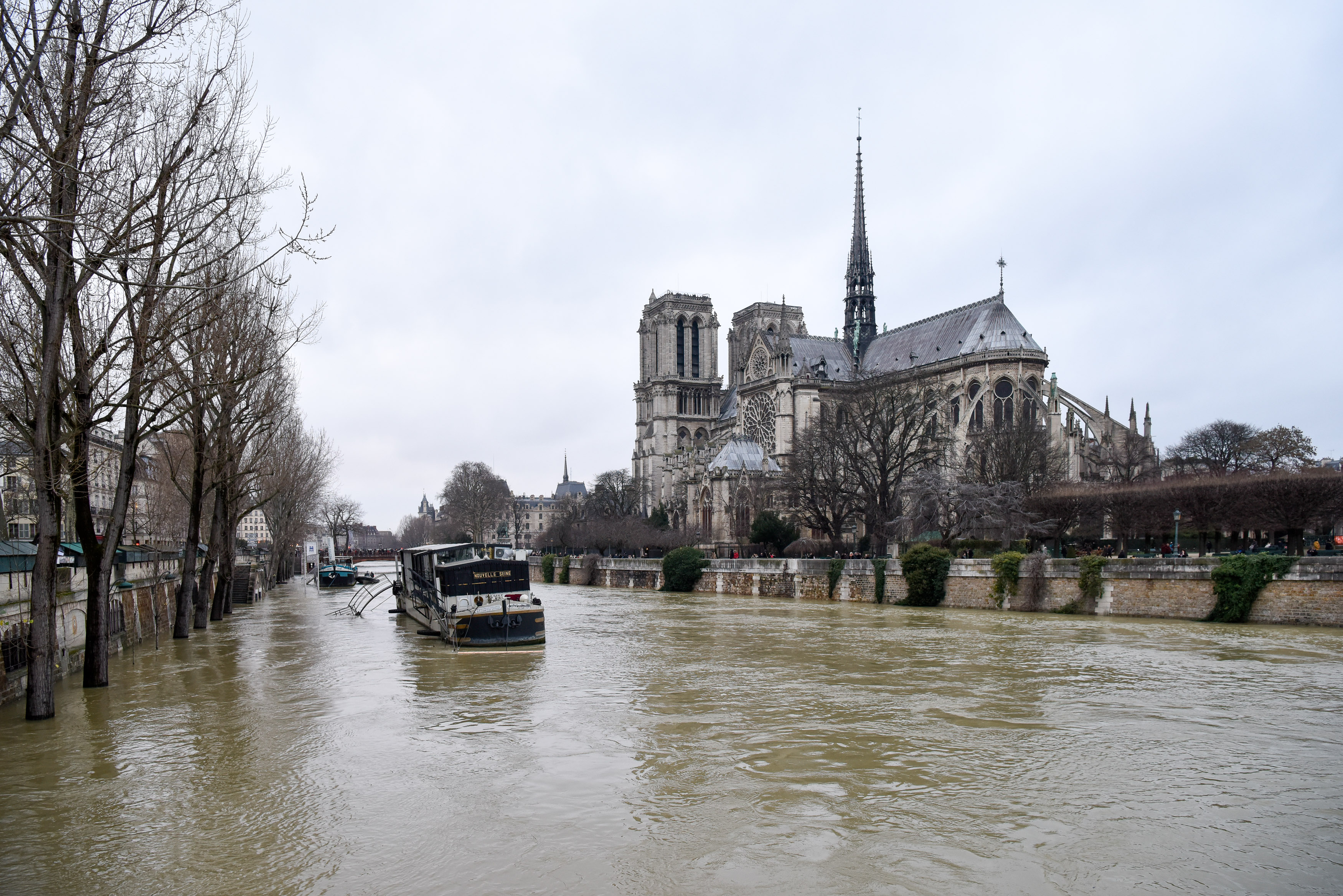 Придошлите води на Сена достигнаха пика