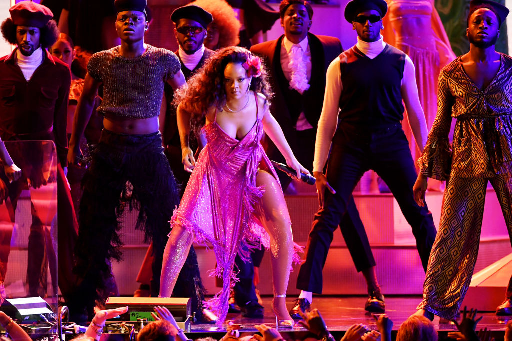 Риана се разгърди на сцената на ”Грами”