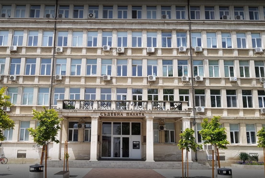 Петчленен състав на Варненския окръжен съд замени наказанието на убиец, затрил майка си