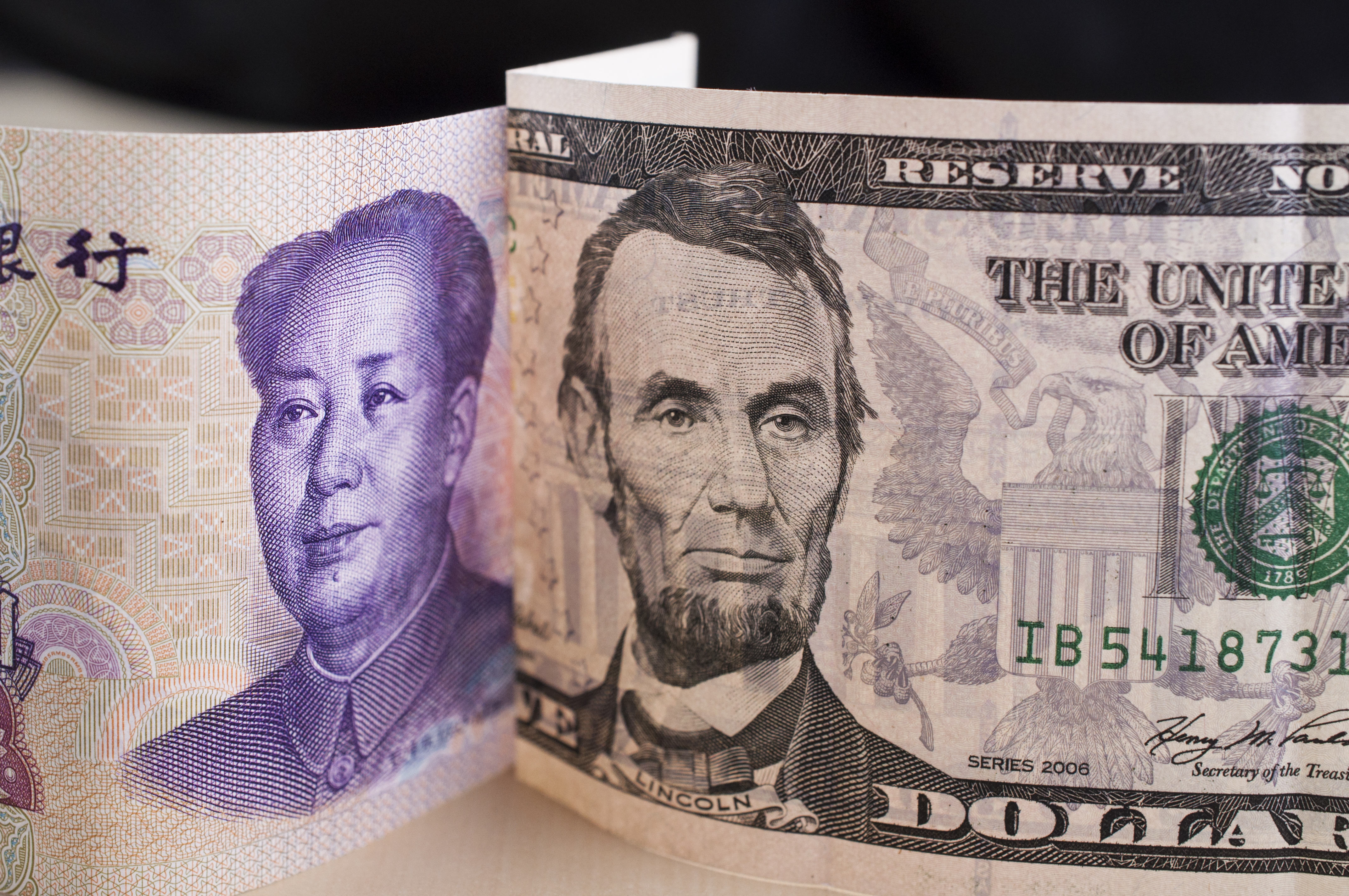Китай се опитва да интернационализира юана и да ограничи господството на долара