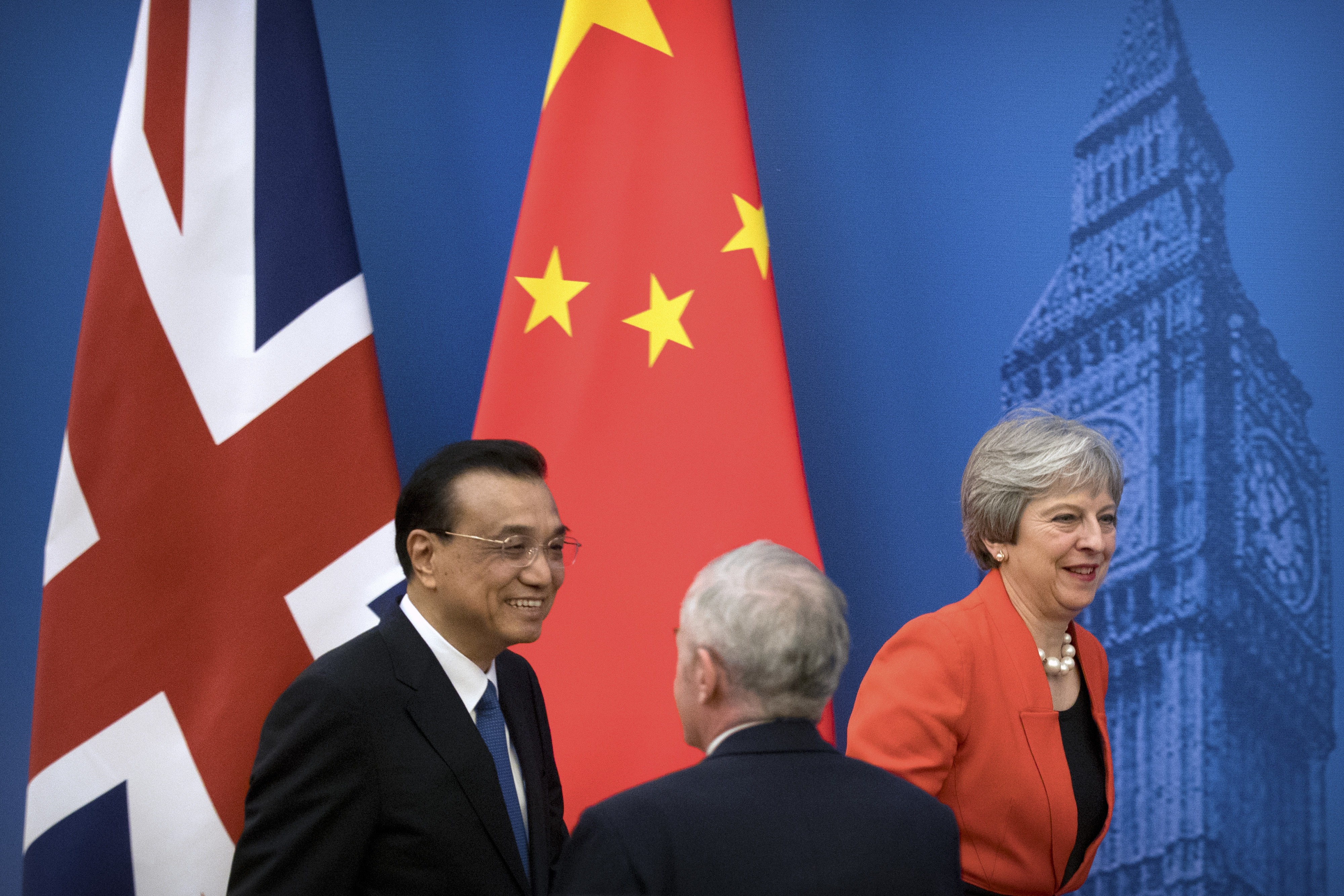 Китайският премиер Ли Къцян домакинства среща в Пекин с британския си колега Тереза Мей