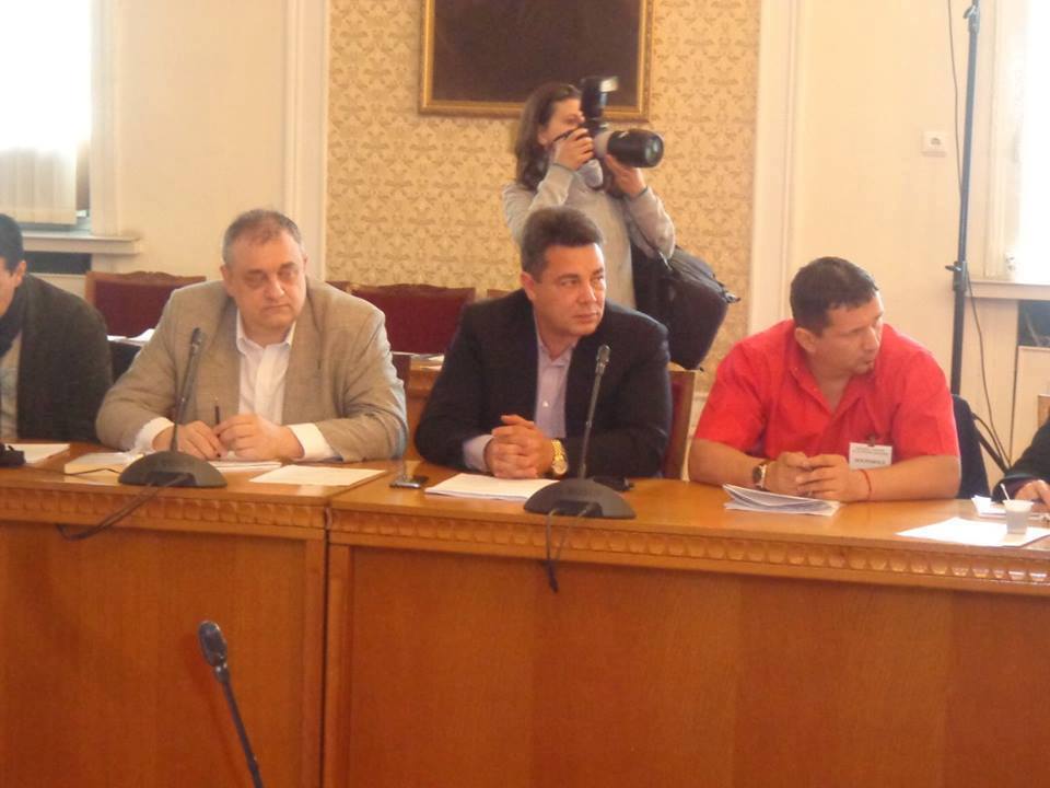 Йордан Тодоров от Фондация „Защита правата на децата“ (в средата)