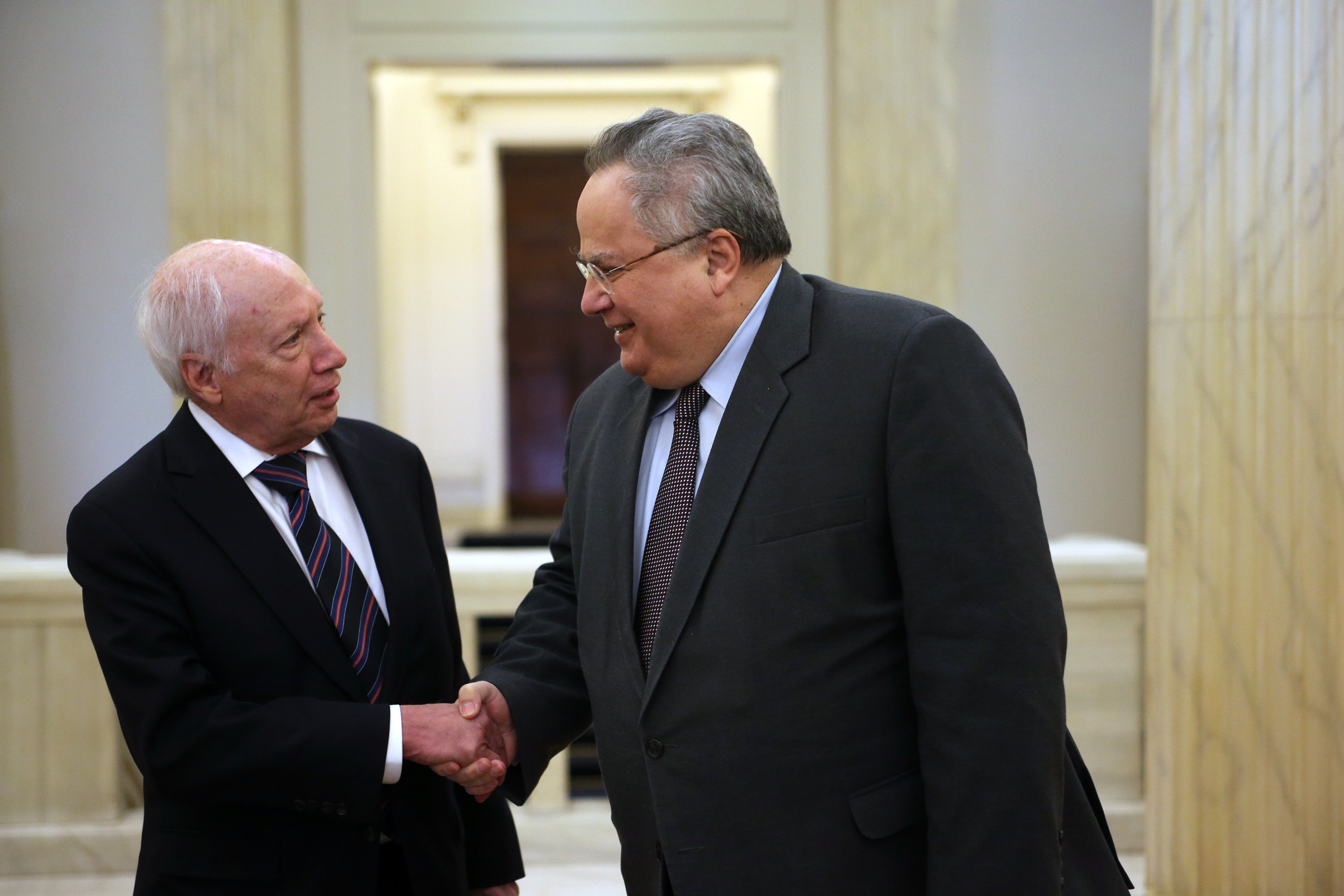 Посредникът Матю Нимиц и външният министър на Гърция Никос Котзиас
