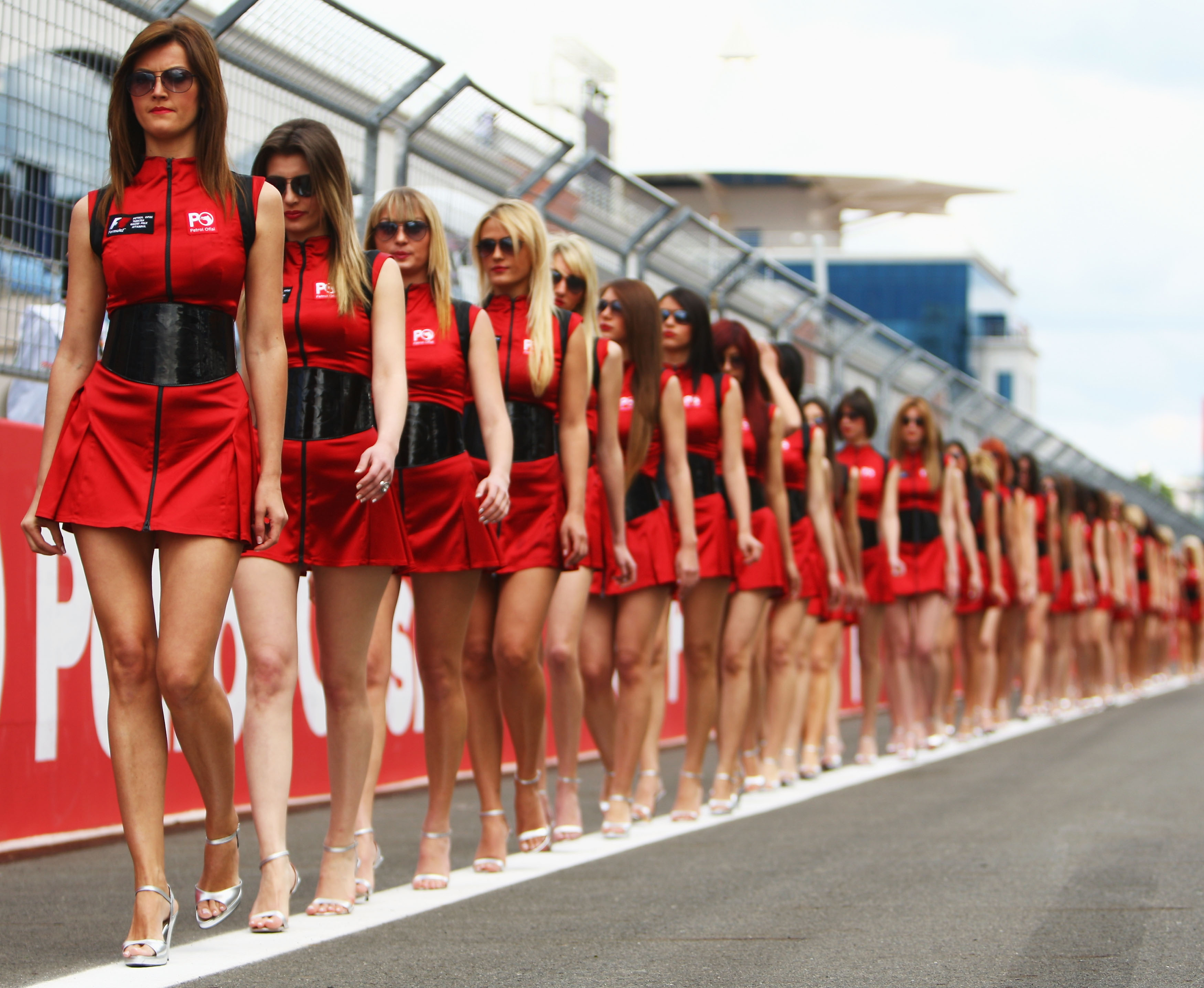Край на една ера: Формула 1 махна момичетата си