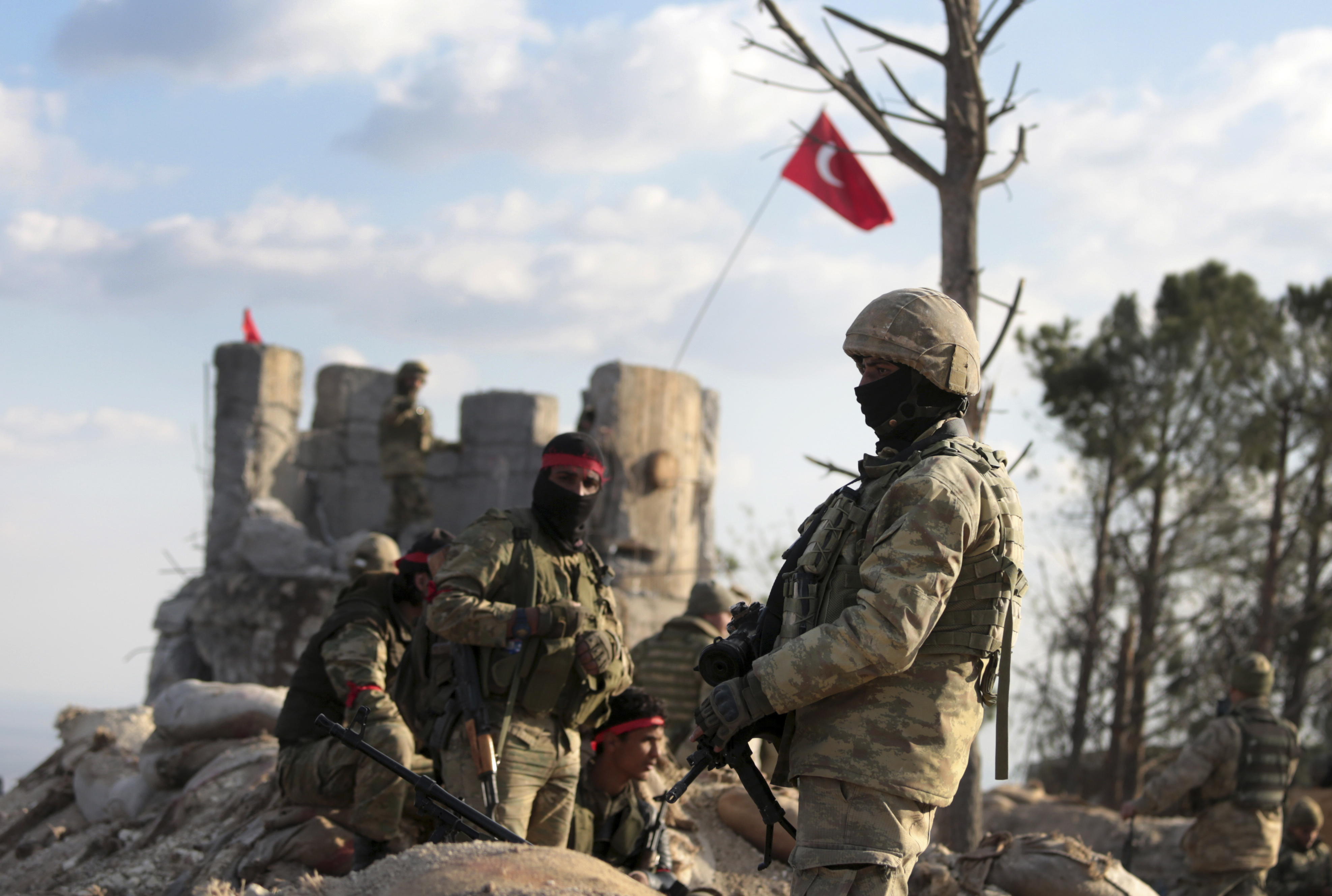 Турските войски в Сирия получават подкрепа от опозиционни на Асад сили