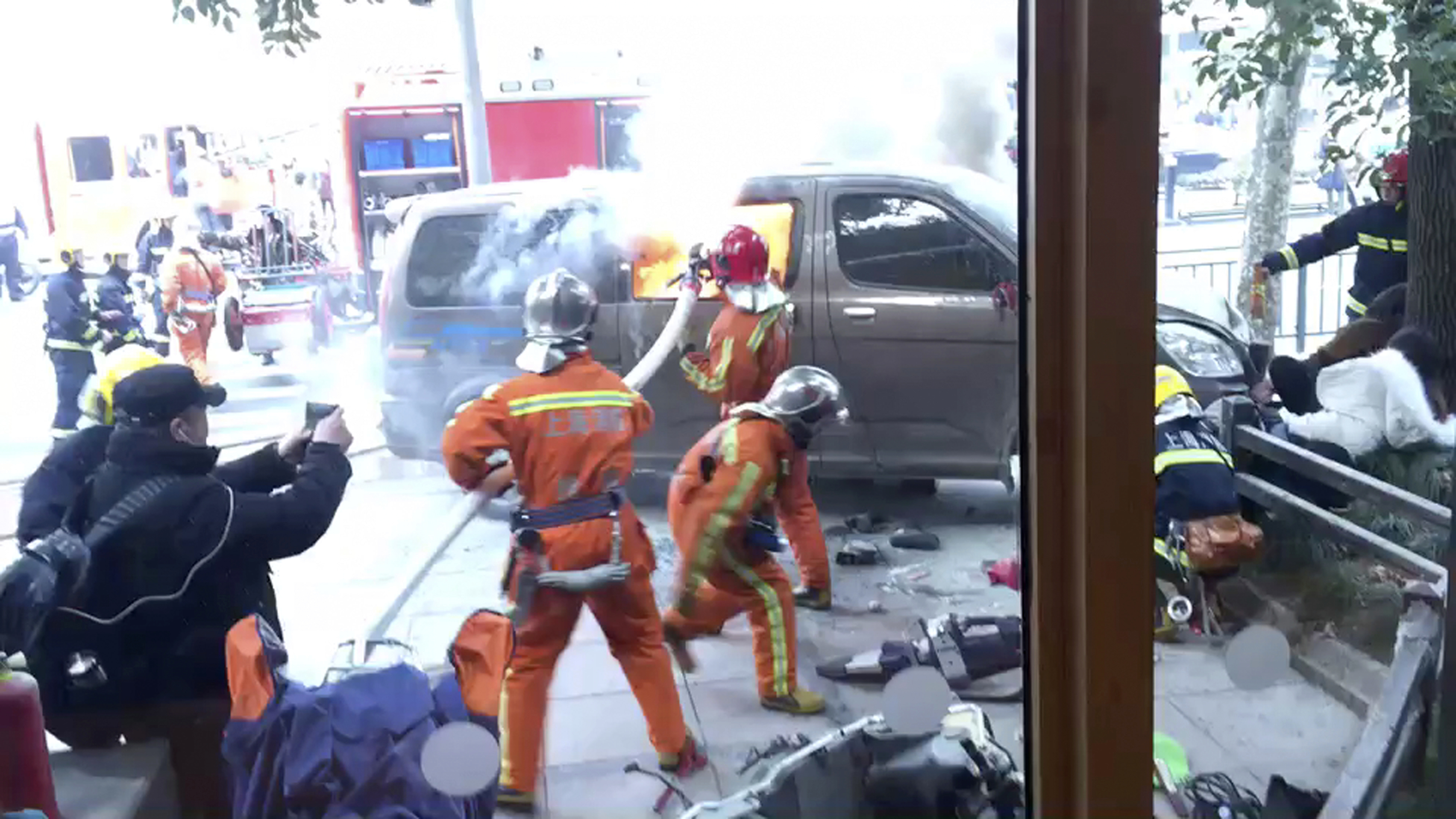 Кола помете 18 души на тротоар в Шанхай и пламна