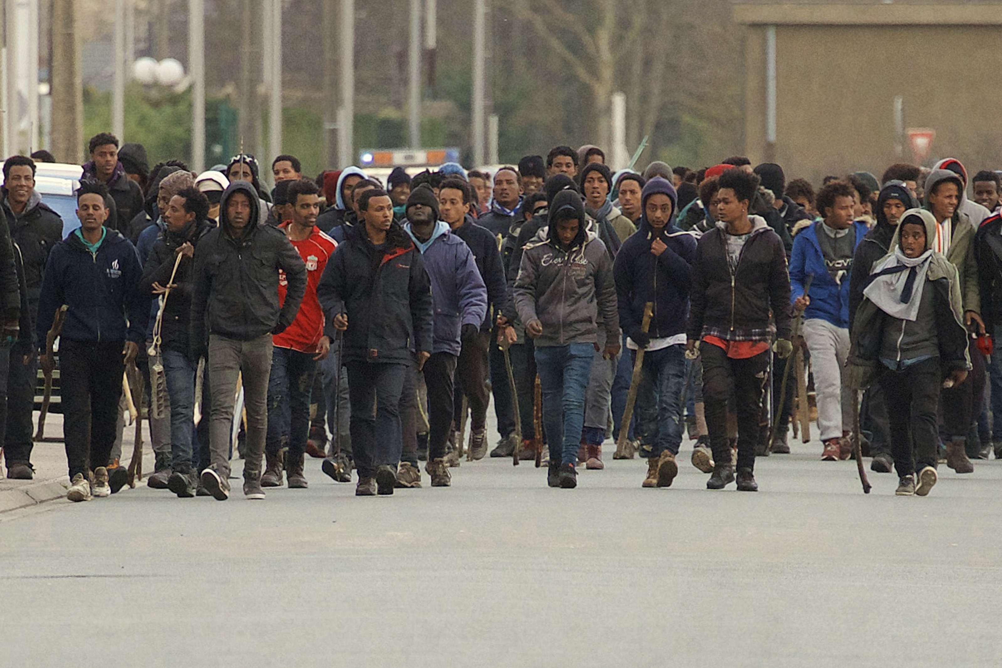 Группа эмигранты. Иммигранты во Франции. Толпа мигрантов. Французы мигранты. Негр эмигрант.