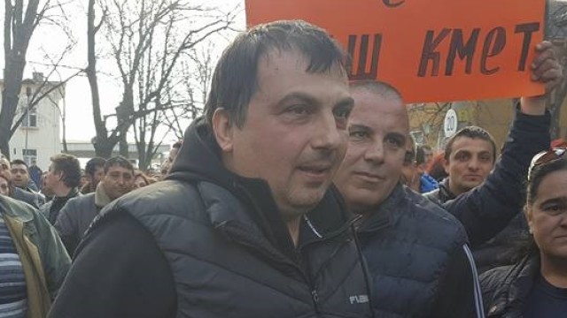 Марин Рачев беше посрещнат от свои съграждани, които дойдоха да го подкрепят