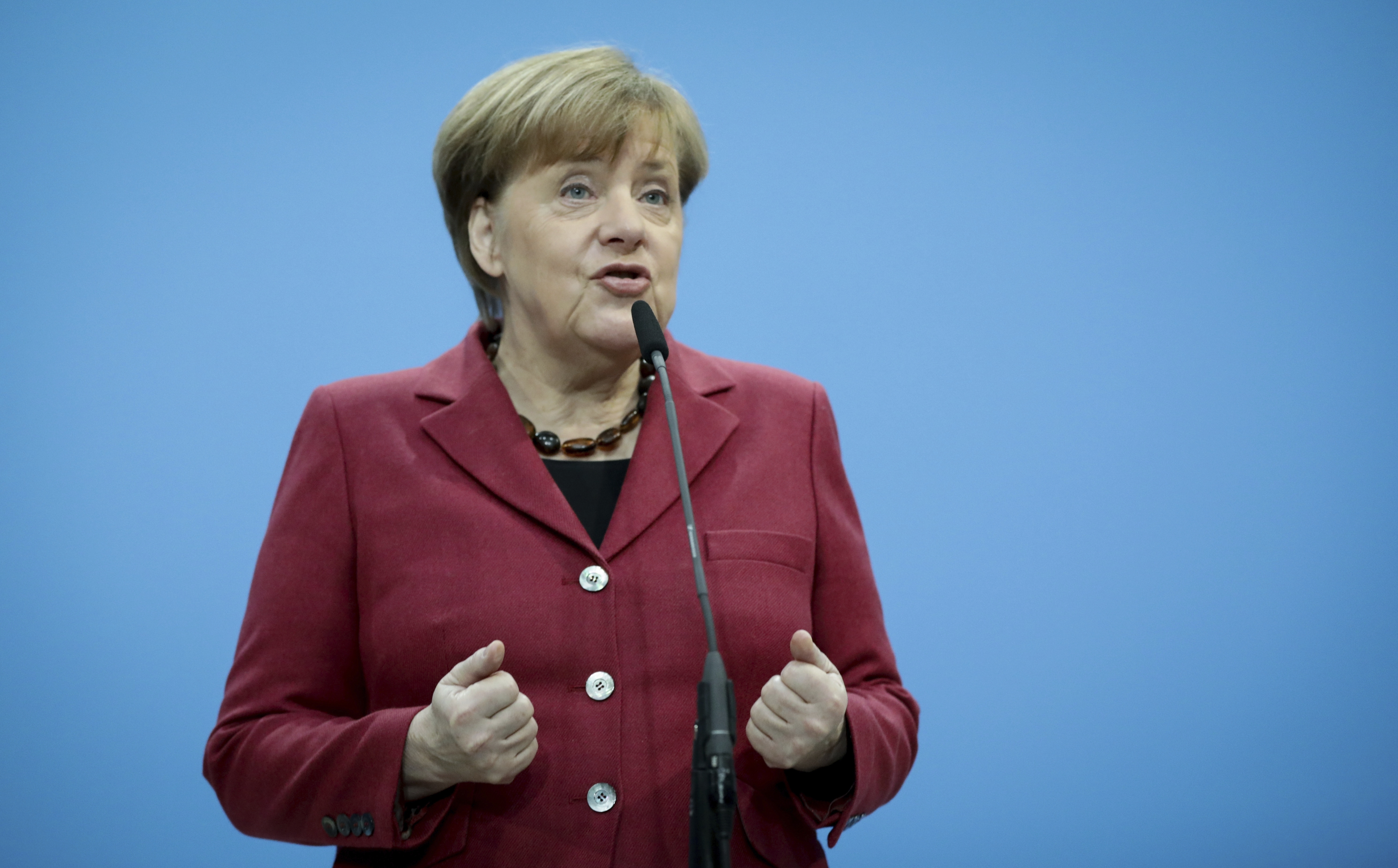 Оставката на Таубер дава на Ангела Меркел възможност при разпределянето на постовете в кабинета