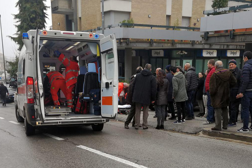 Мъж стреля и рани пешеходци от кола в Италия